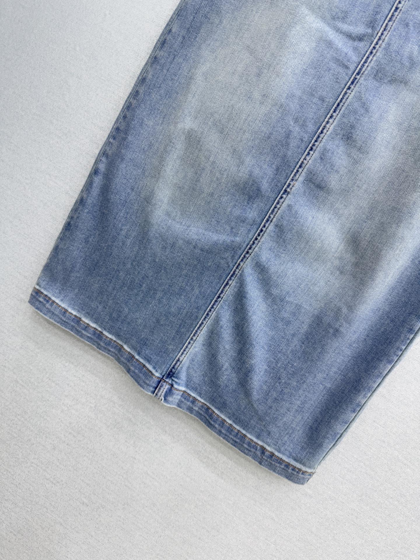 🛒𝐍𝐄𝐖 · 𝟐𝟎𝟐6/爆款现货设计师 原创｜26经典倒三角牛仔半裙 高订面料质感挺阔 百搭舒适洗水色系