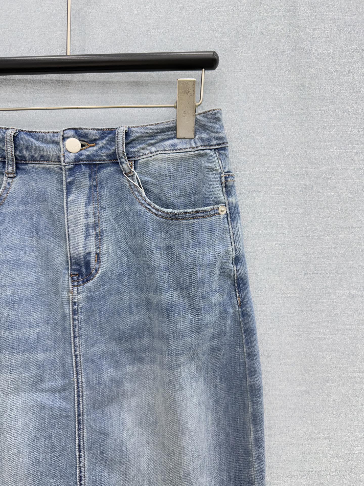 🛒𝐍𝐄𝐖 · 𝟐𝟎𝟐6/爆款现货设计师 原创｜26经典倒三角牛仔半裙 高订面料质感挺阔 百搭舒适洗水色系