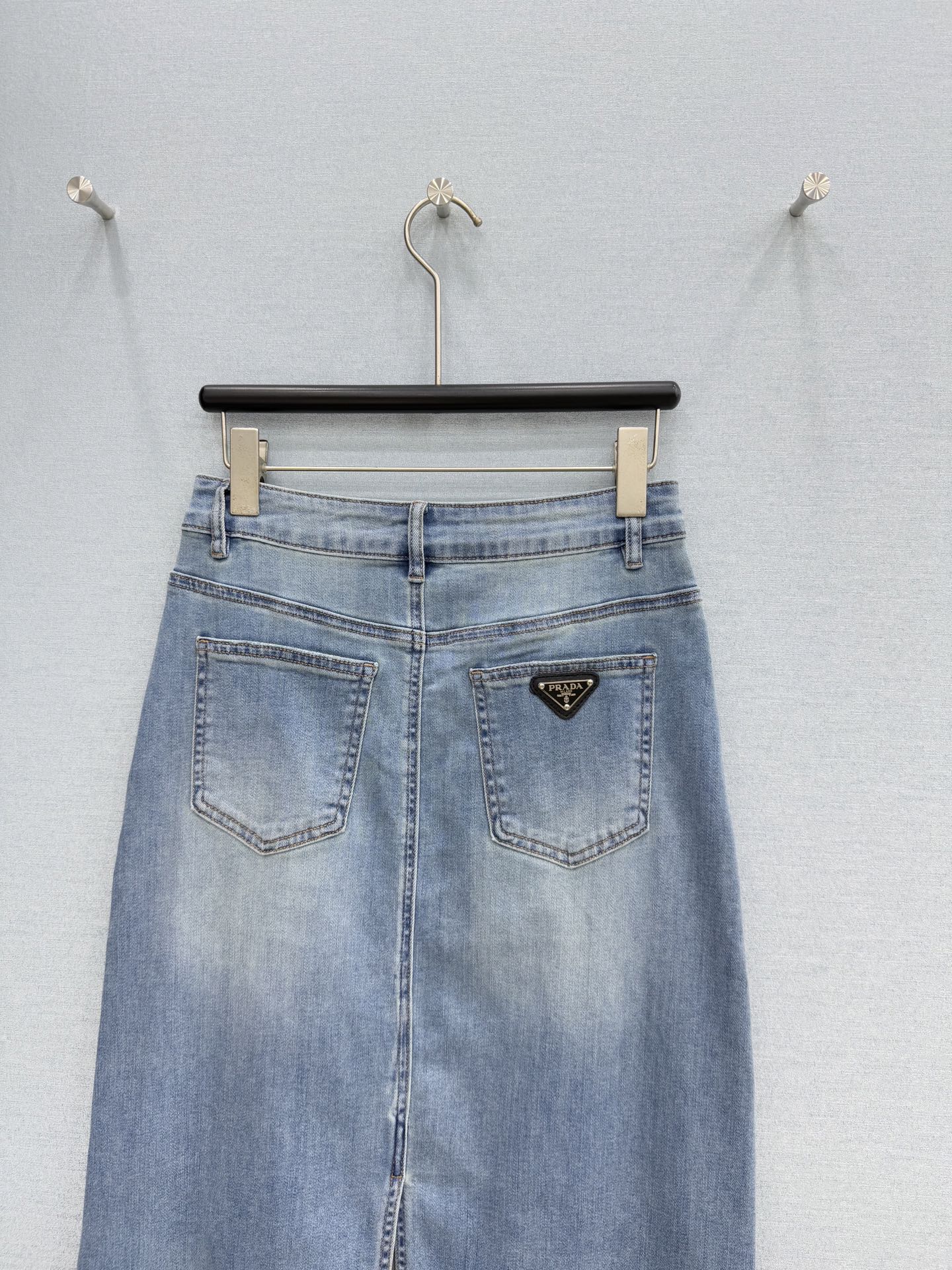 🛒𝐍𝐄𝐖 · 𝟐𝟎𝟐6/爆款现货设计师 原创｜26经典倒三角牛仔半裙 高订面料质感挺阔 百搭舒适洗水色系