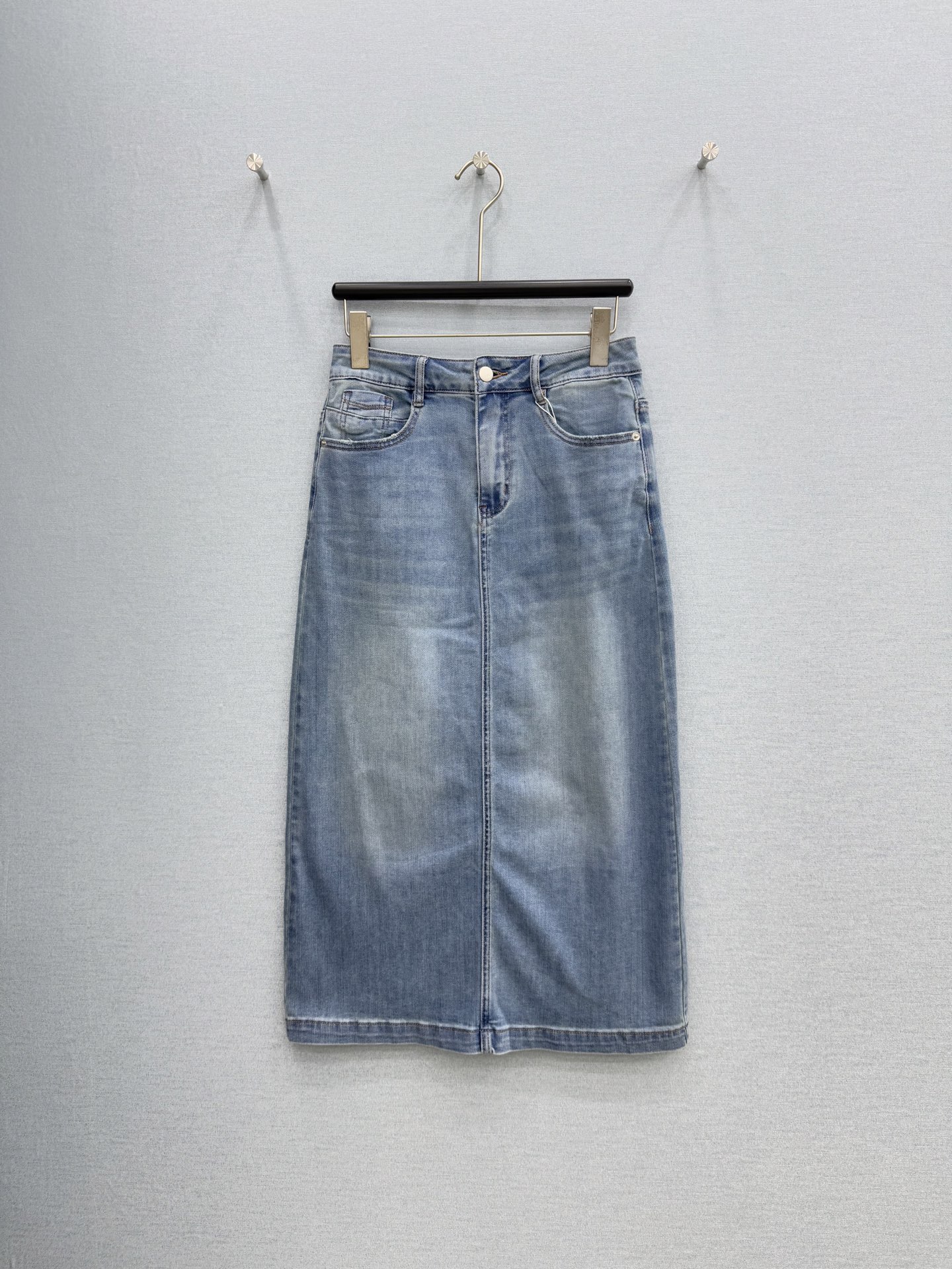 🛒𝐍𝐄𝐖 · 𝟐𝟎𝟐6/爆款现货设计师 原创｜26经典倒三角牛仔半裙 高订面料质感挺阔 百搭舒适洗水色系