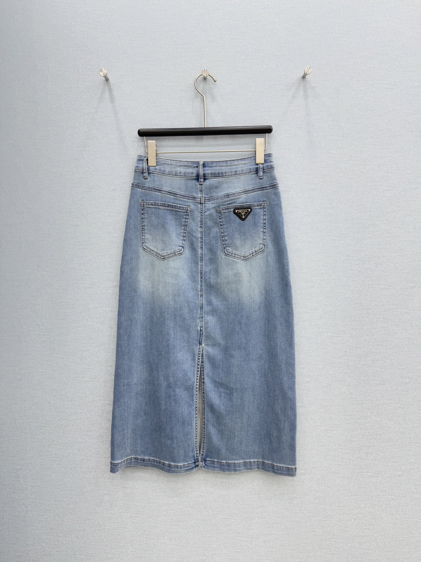 🛒𝐍𝐄𝐖 · 𝟐𝟎𝟐6/爆款现货设计师 原创｜26经典倒三角牛仔半裙 高订面料质感挺阔 百搭舒适洗水色系