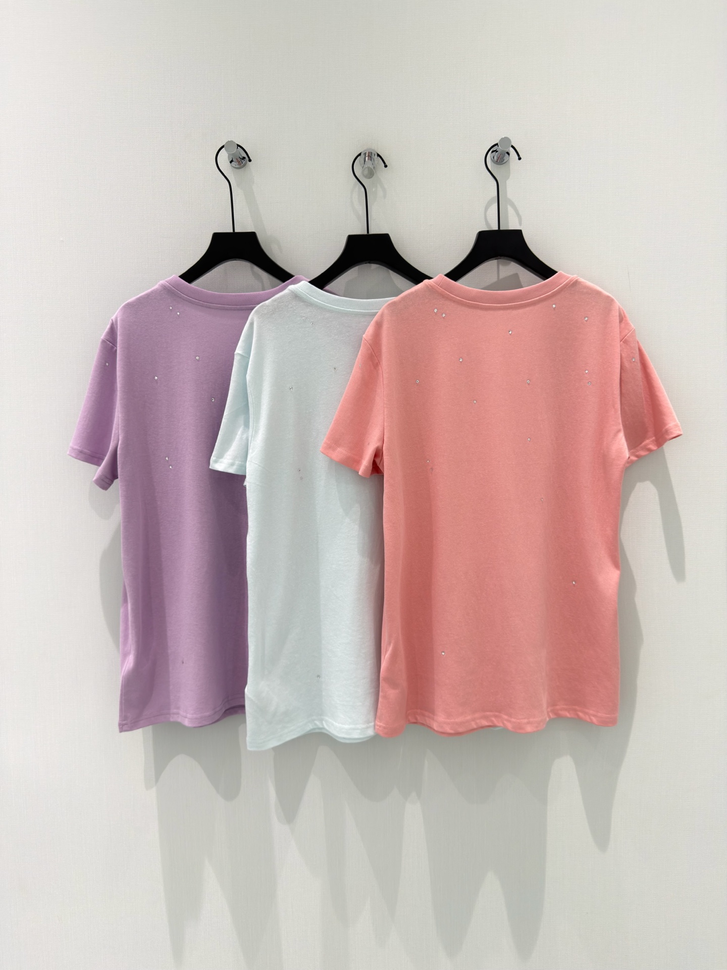 🛒𝐍𝐄𝐖 · 𝟐𝟎𝟐6/爆款现货【春夏上新】 设计师小众｜2026撞色印花烫钻短袖T恤定制面料，宽松版型