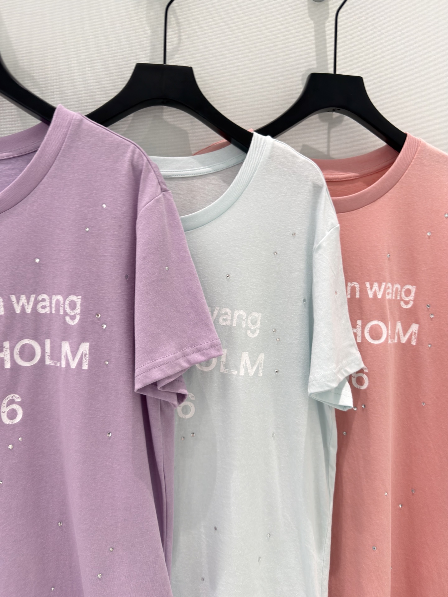 🛒𝐍𝐄𝐖 · 𝟐𝟎𝟐6/爆款现货【春夏上新】 设计师小众｜2026撞色印花烫钻短袖T恤定制面料，宽松版型