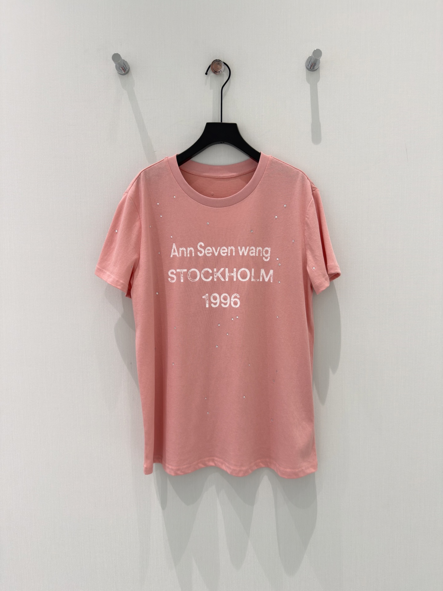 🛒𝐍𝐄𝐖 · 𝟐𝟎𝟐6/爆款现货【春夏上新】 设计师小众｜2026撞色印花烫钻短袖T恤定制面料，宽松版型