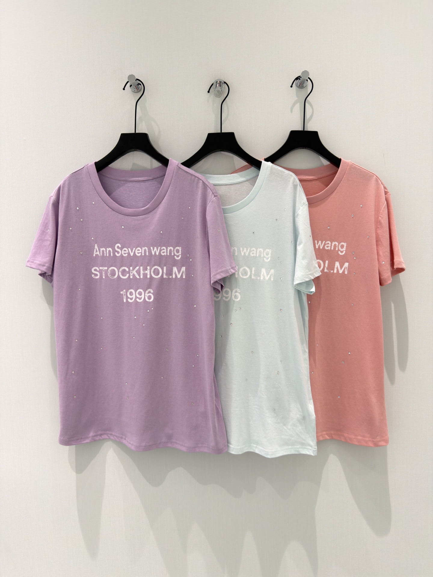 🛒𝐍𝐄𝐖 · 𝟐𝟎𝟐6/爆款现货【春夏上新】 设计师小众｜2026撞色印花烫钻短袖T恤定制面料，宽松版型