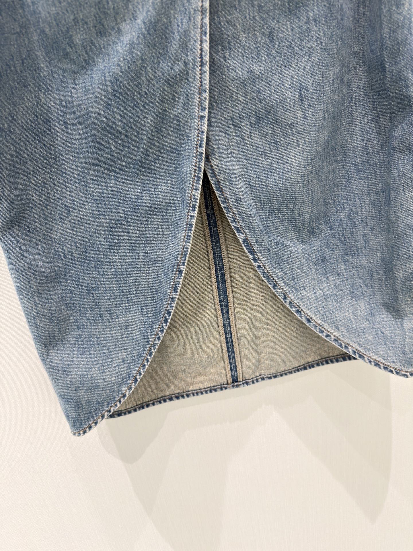 🛒𝐍𝐄𝐖 · 𝟐𝟎𝟐6/爆款现货设计师 原创｜26经典山茶花链条牛仔半裙 高订面料质感挺阔 百搭舒适洗水