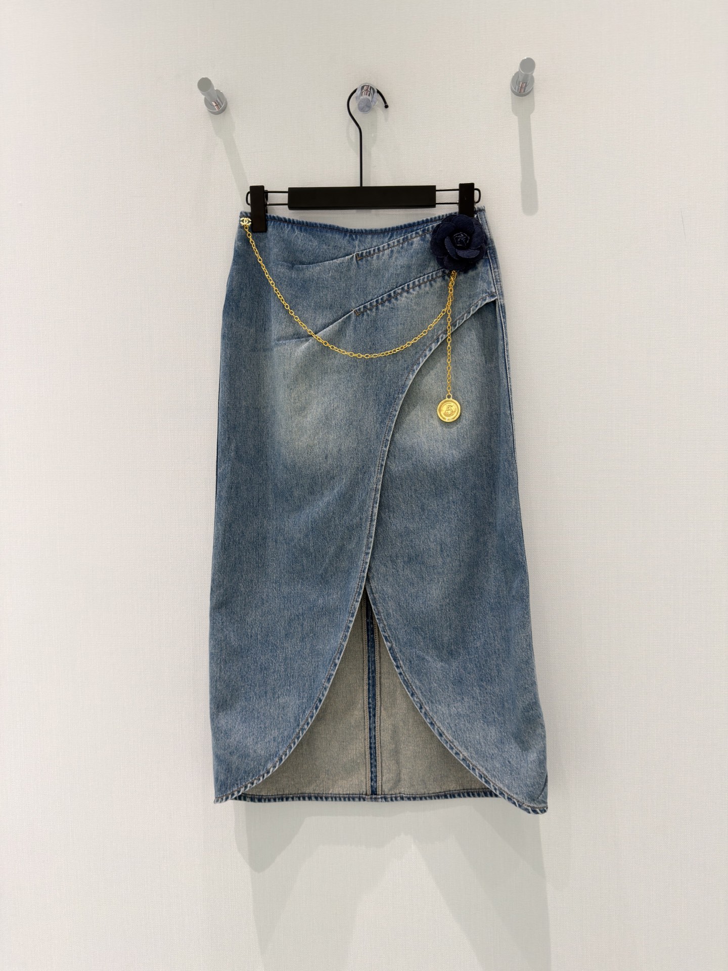 🛒𝐍𝐄𝐖 · 𝟐𝟎𝟐6/爆款现货设计师 原创｜26经典山茶花链条牛仔半裙 高订面料质感挺阔 百搭舒适洗水