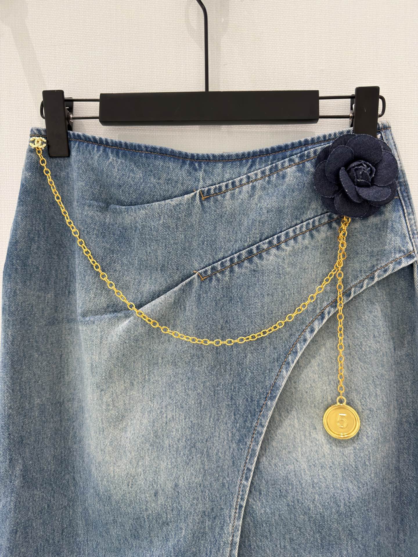 🛒𝐍𝐄𝐖 · 𝟐𝟎𝟐6/爆款现货设计师 原创｜26经典山茶花链条牛仔半裙 高订面料质感挺阔 百搭舒适洗水