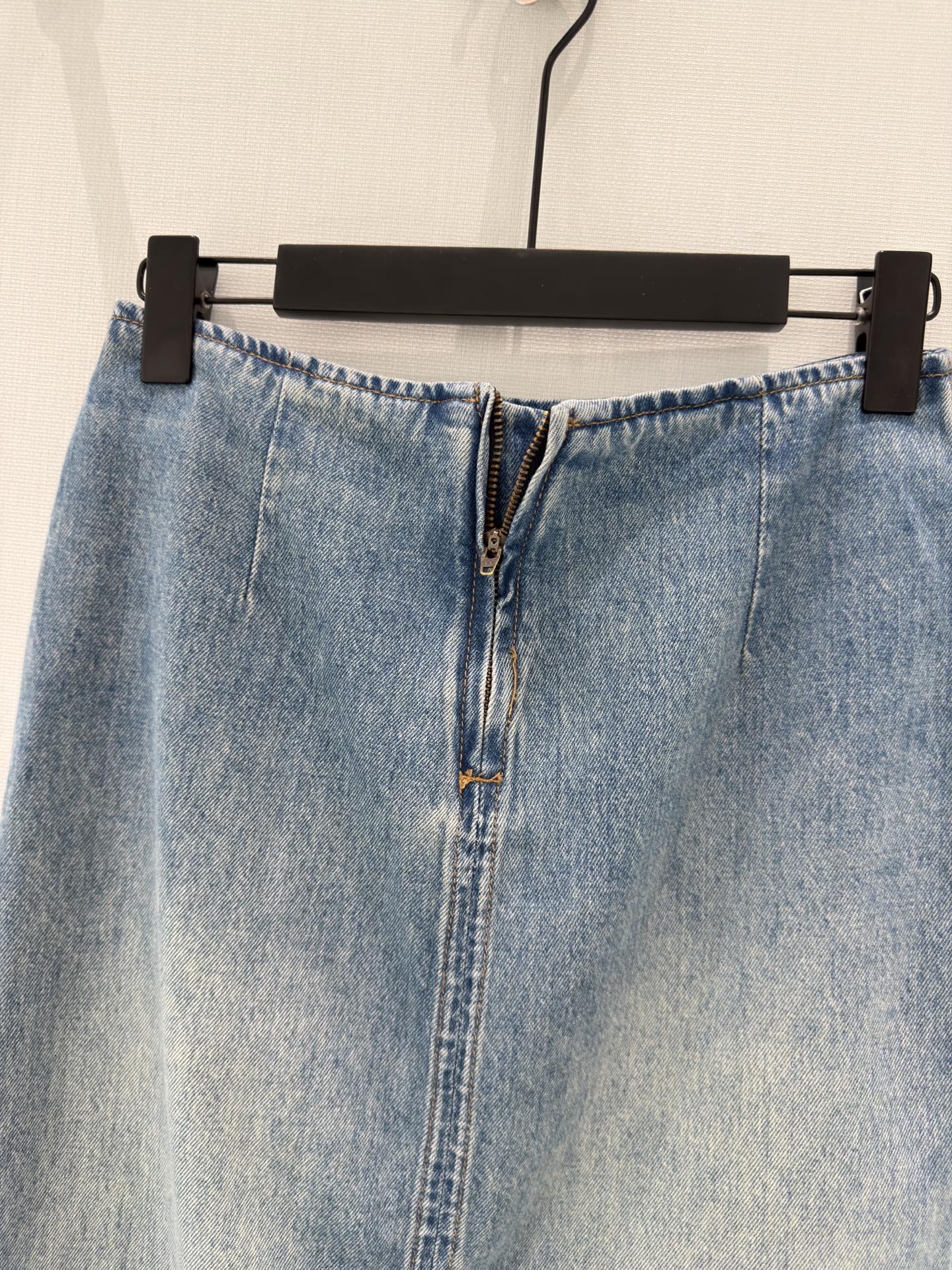 🛒𝐍𝐄𝐖 · 𝟐𝟎𝟐6/爆款现货设计师 原创｜26经典山茶花链条牛仔半裙 高订面料质感挺阔 百搭舒适洗水