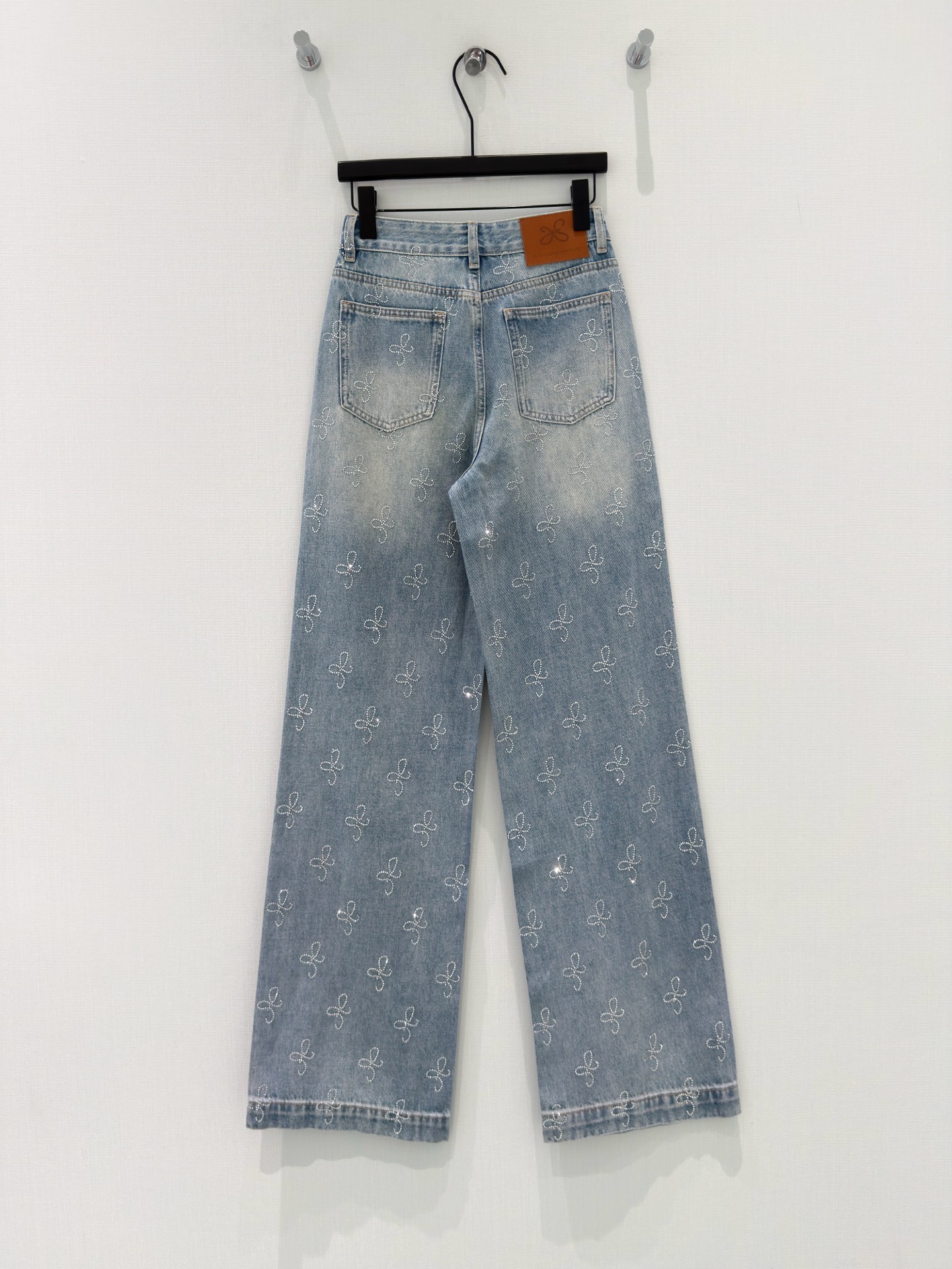 🛒𝐍𝐄𝐖 · 𝟐𝟎𝟐6/爆款现货原创 设计师｜直筒烫钻破洞牛仔裤采用高端定制面料，牛仔穿起来非常舒适，常