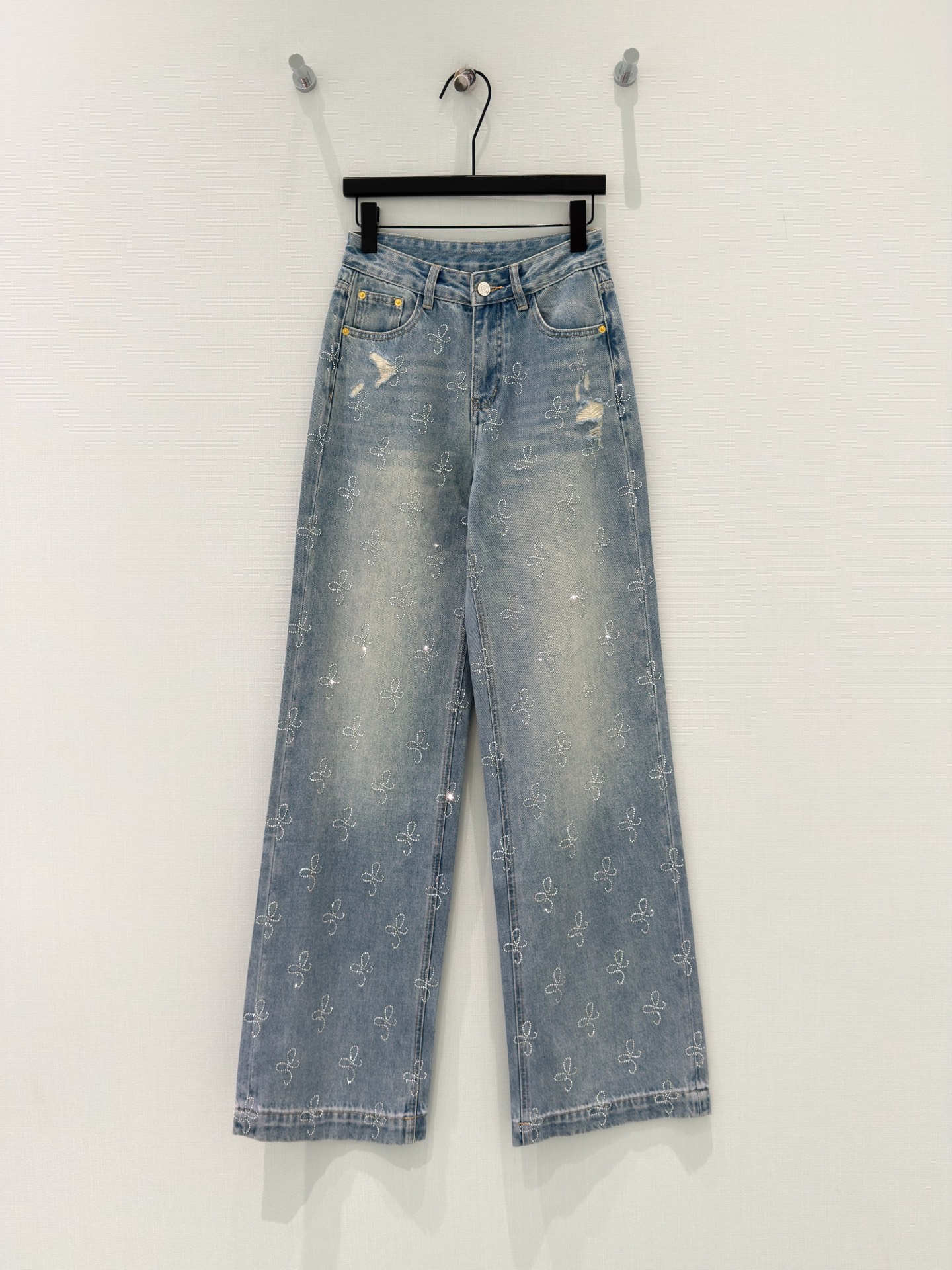 🛒𝐍𝐄𝐖 · 𝟐𝟎𝟐6/爆款现货原创 设计师｜直筒烫钻破洞牛仔裤采用高端定制面料，牛仔穿起来非常舒适，常