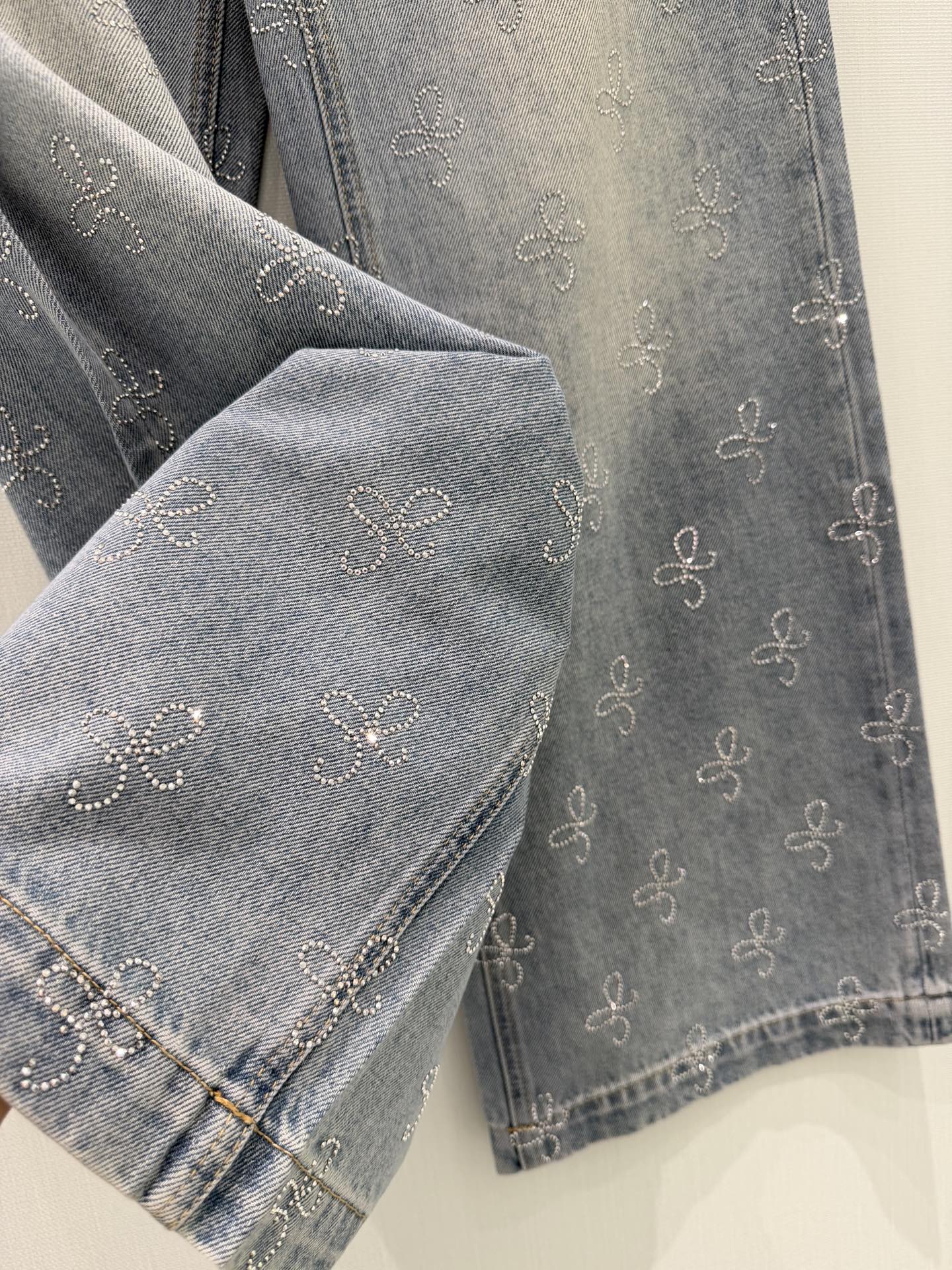 🛒𝐍𝐄𝐖 · 𝟐𝟎𝟐6/爆款现货原创 设计师｜直筒烫钻破洞牛仔裤采用高端定制面料，牛仔穿起来非常舒适，常