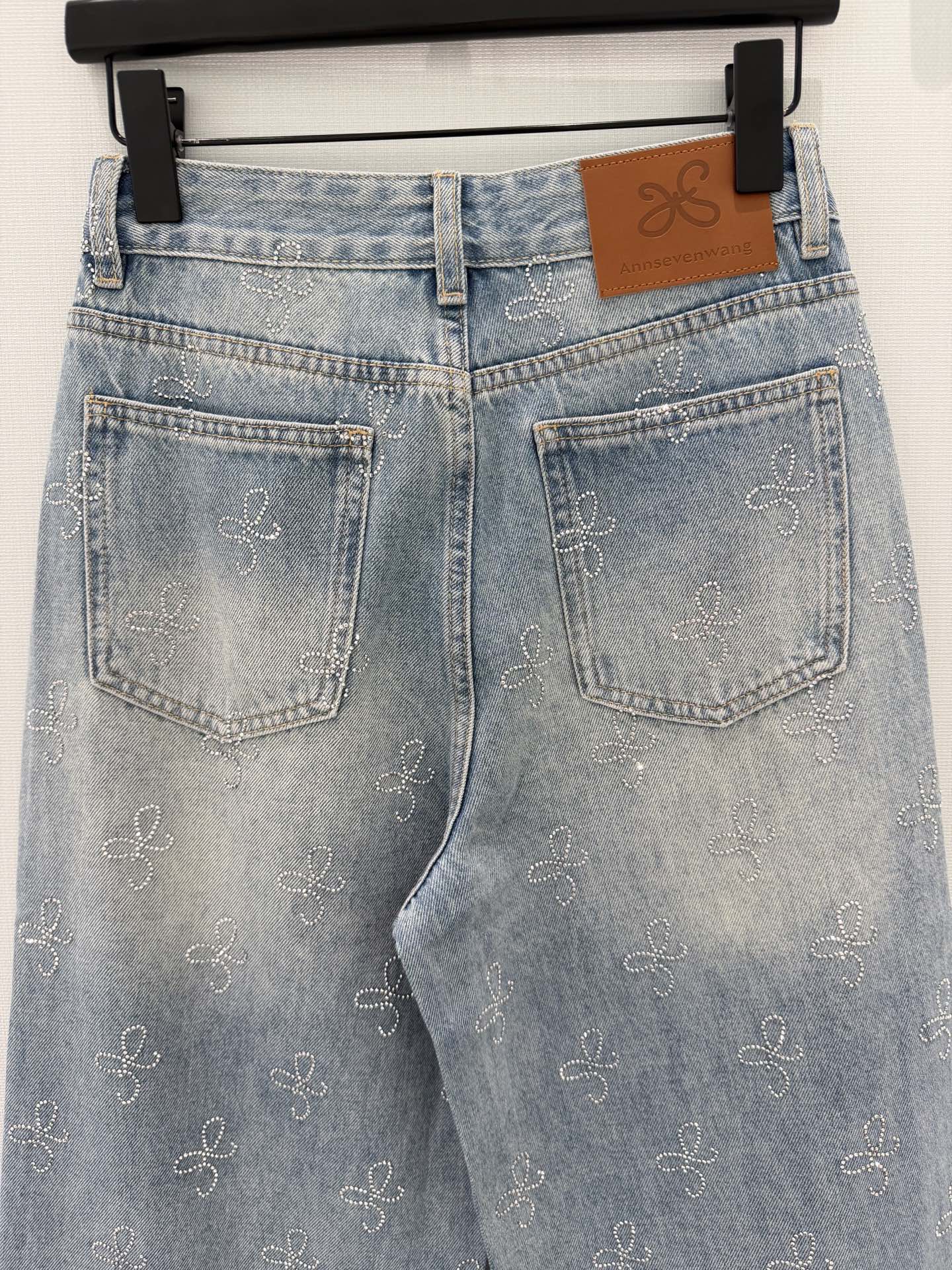 🛒𝐍𝐄𝐖 · 𝟐𝟎𝟐6/爆款现货原创 设计师｜直筒烫钻破洞牛仔裤采用高端定制面料，牛仔穿起来非常舒适，常