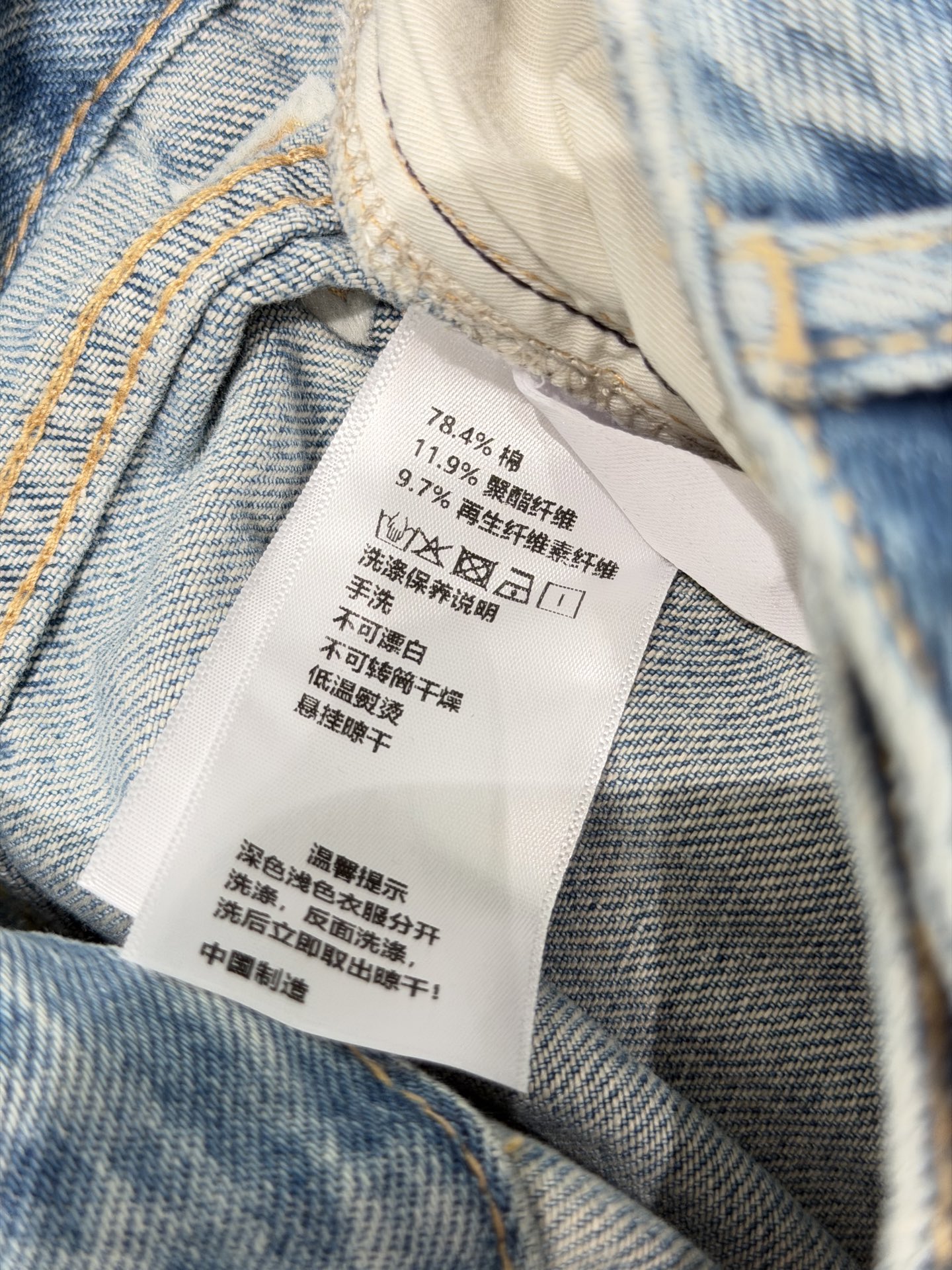 🛒𝐍𝐄𝐖 · 𝟐𝟎𝟐6/爆款现货原创 设计师｜直筒烫钻破洞牛仔裤采用高端定制面料，牛仔穿起来非常舒适，常