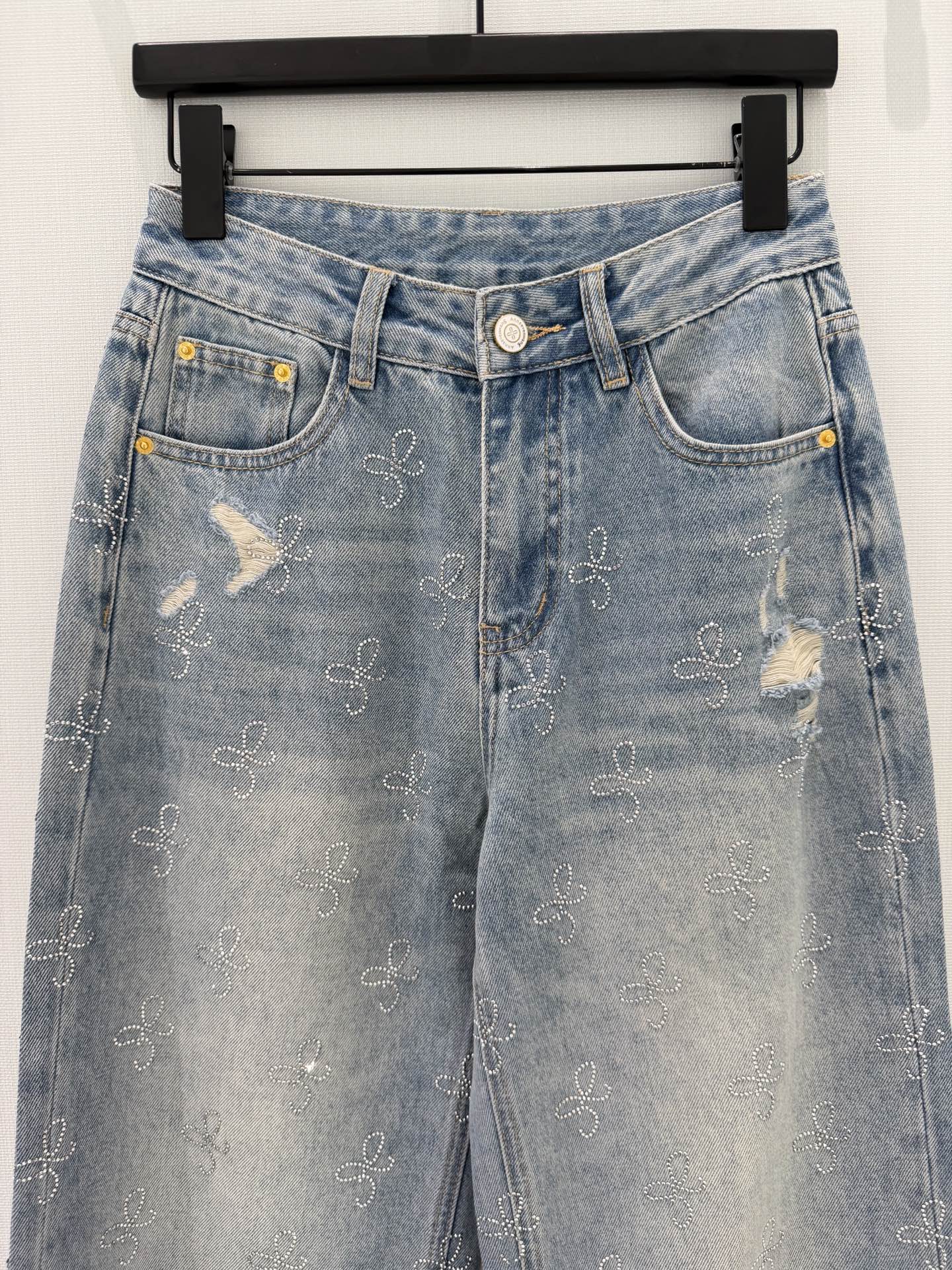 🛒𝐍𝐄𝐖 · 𝟐𝟎𝟐6/爆款现货原创 设计师｜直筒烫钻破洞牛仔裤采用高端定制面料，牛仔穿起来非常舒适，常