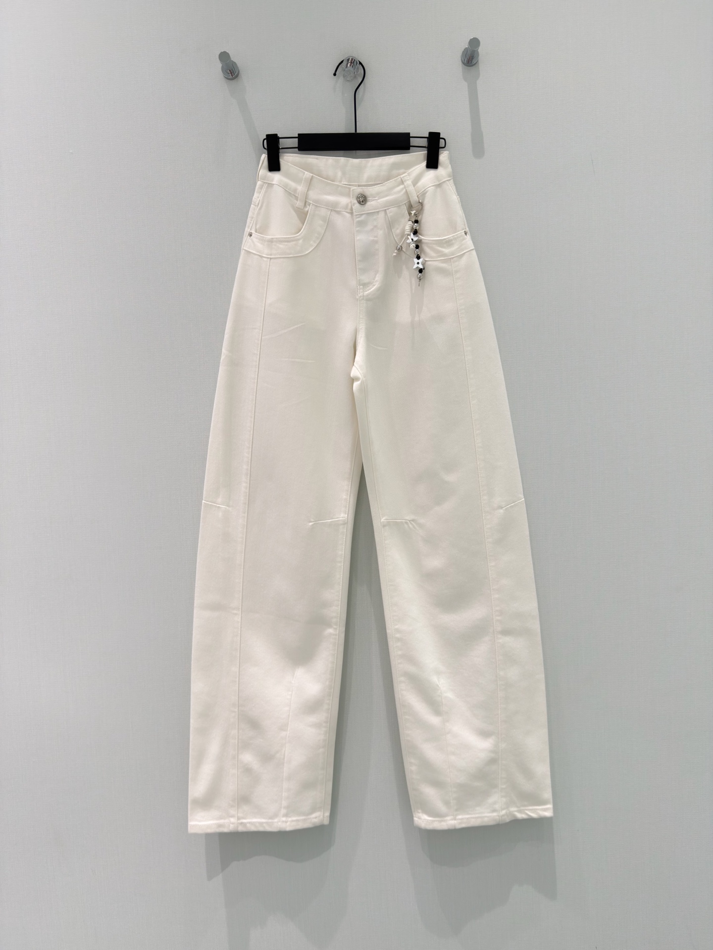 🛒𝐍𝐄𝐖 · 𝟐𝟎𝟐6/爆款现货原创 设计师｜微型镰刀刺绣牛仔裤采用高端定制面料，牛仔穿起来非常舒适，常