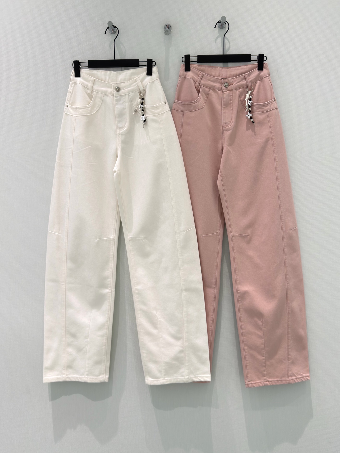 🛒𝐍𝐄𝐖 · 𝟐𝟎𝟐6/爆款现货原创 设计师｜微型镰刀刺绣牛仔裤采用高端定制面料，牛仔穿起来非常舒适，常