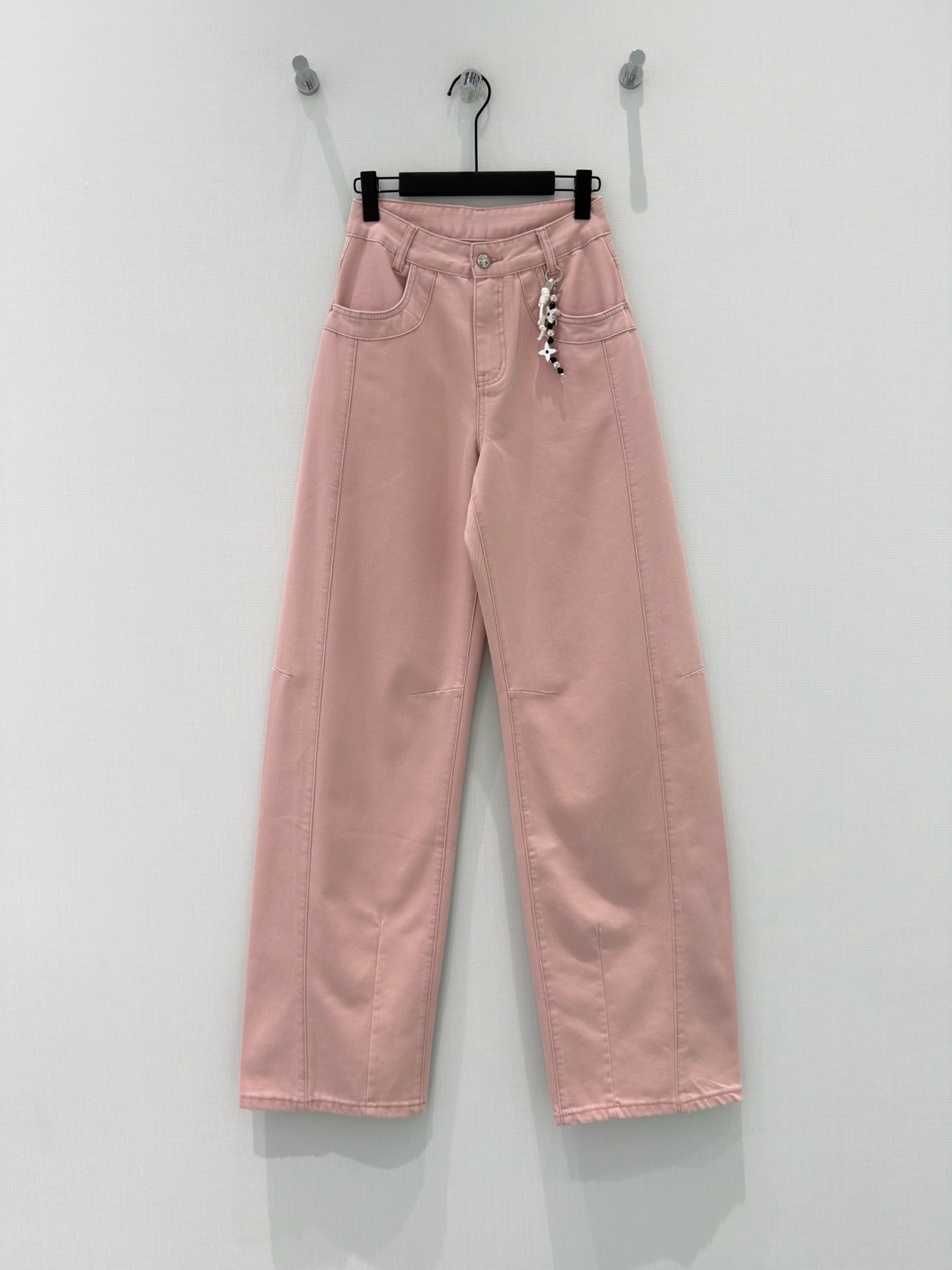 🛒𝐍𝐄𝐖 · 𝟐𝟎𝟐6/爆款现货原创 设计师｜微型镰刀刺绣牛仔裤采用高端定制面料，牛仔穿起来非常舒适，常