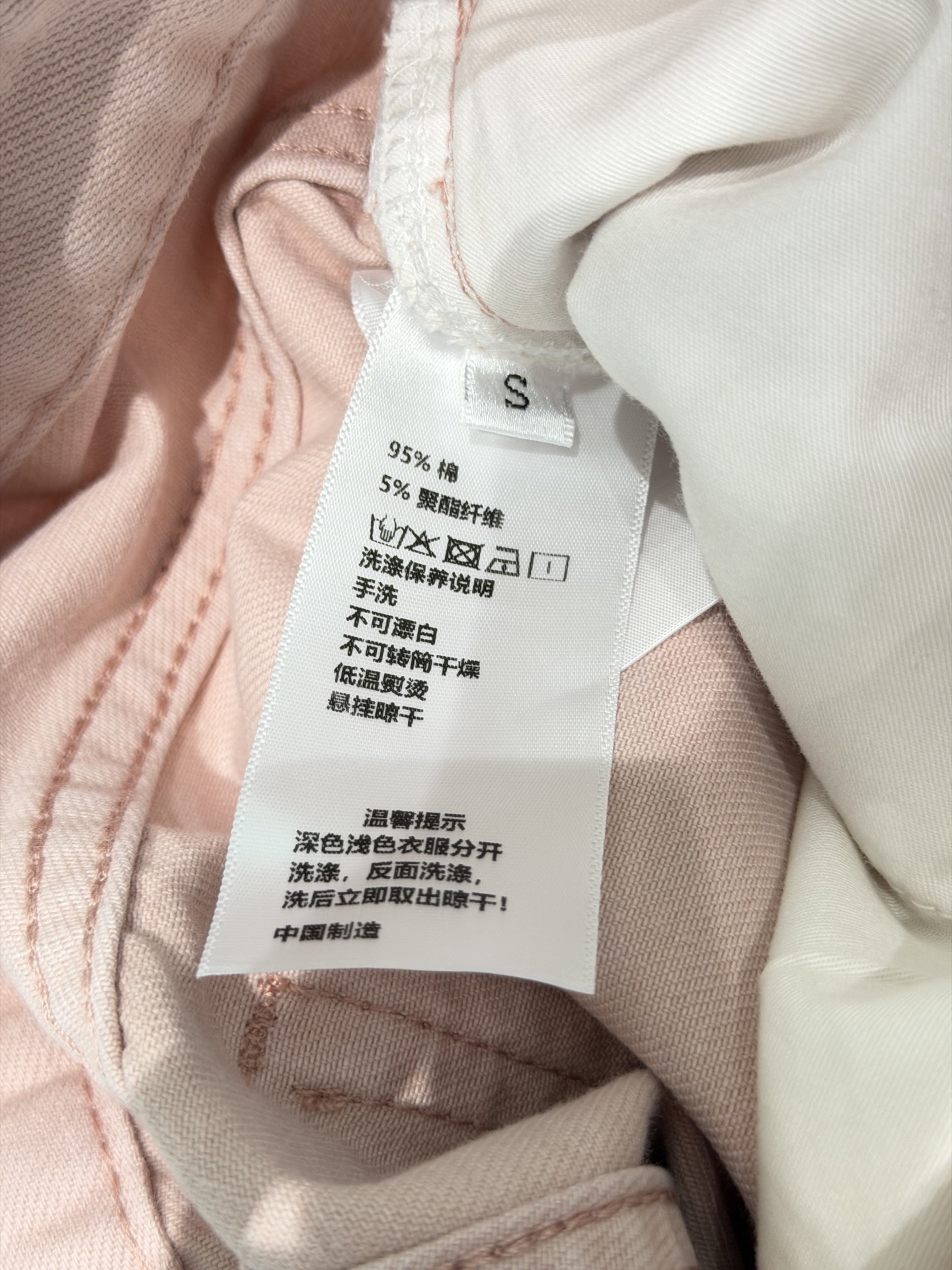 🛒𝐍𝐄𝐖 · 𝟐𝟎𝟐6/爆款现货原创 设计师｜微型镰刀刺绣牛仔裤采用高端定制面料，牛仔穿起来非常舒适，常