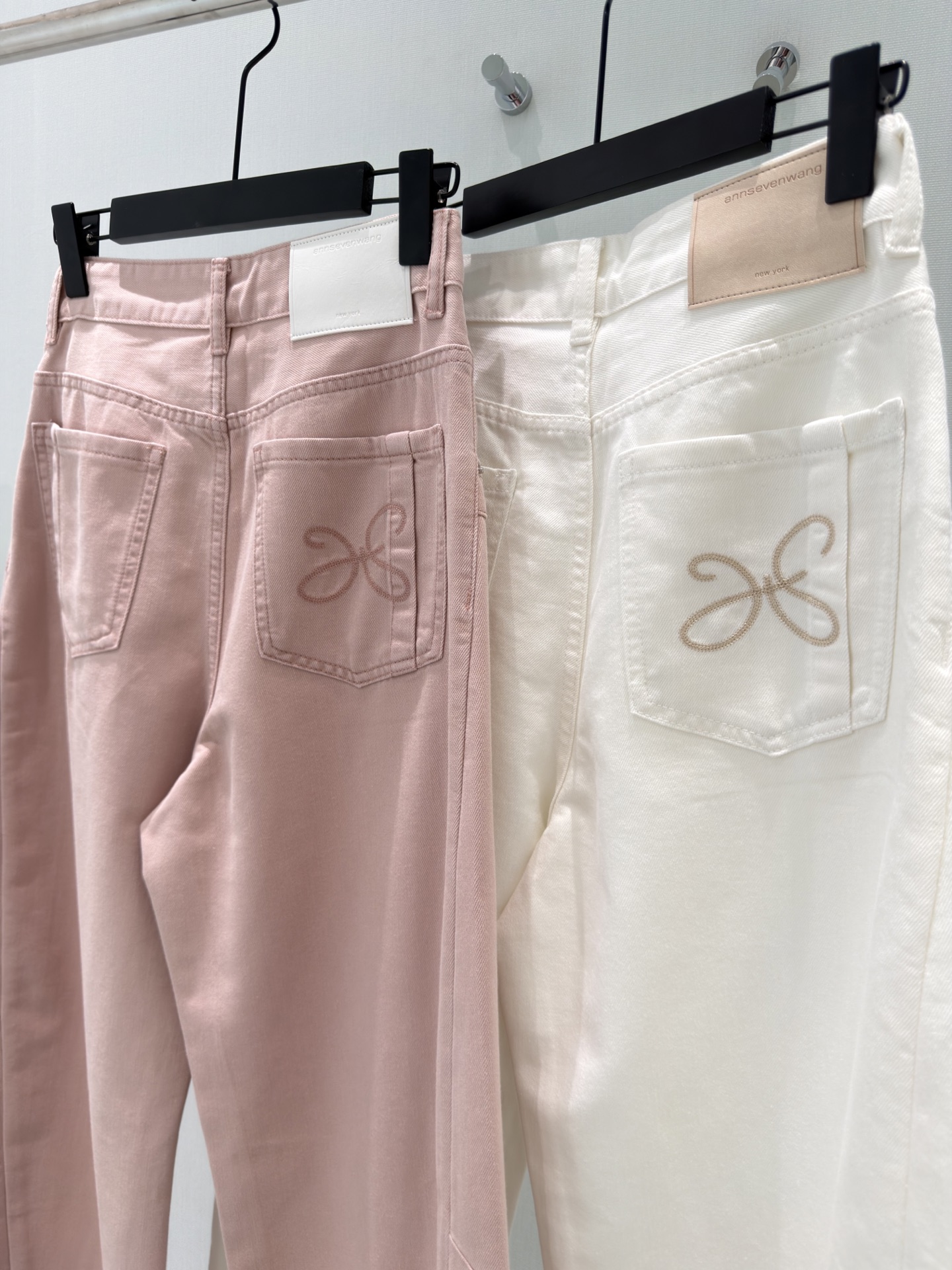 🛒𝐍𝐄𝐖 · 𝟐𝟎𝟐6/爆款现货原创 设计师｜微型镰刀刺绣牛仔裤采用高端定制面料，牛仔穿起来非常舒适，常