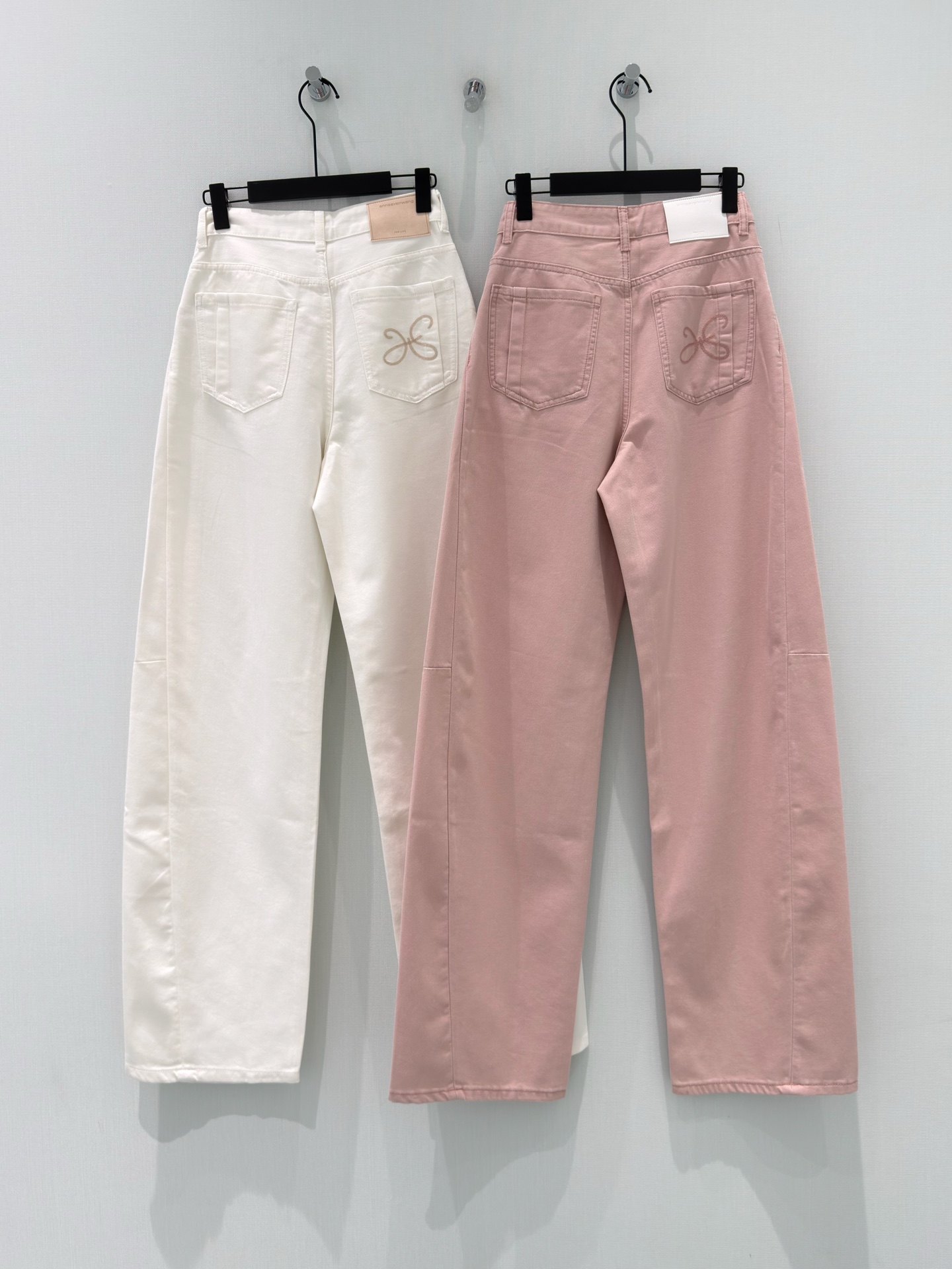 🛒𝐍𝐄𝐖 · 𝟐𝟎𝟐6/爆款现货原创 设计师｜微型镰刀刺绣牛仔裤采用高端定制面料，牛仔穿起来非常舒适，常