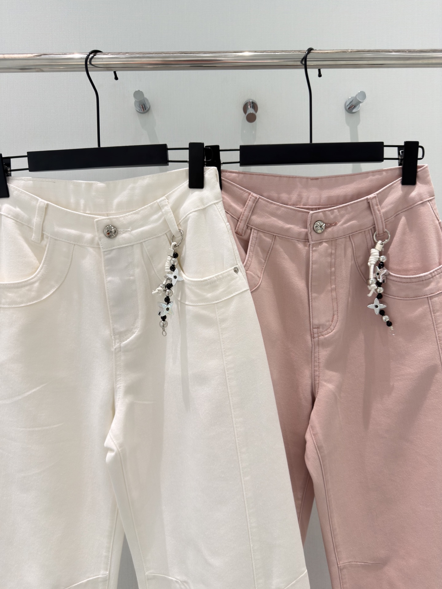 🛒𝐍𝐄𝐖 · 𝟐𝟎𝟐6/爆款现货原创 设计师｜微型镰刀刺绣牛仔裤采用高端定制面料，牛仔穿起来非常舒适，常