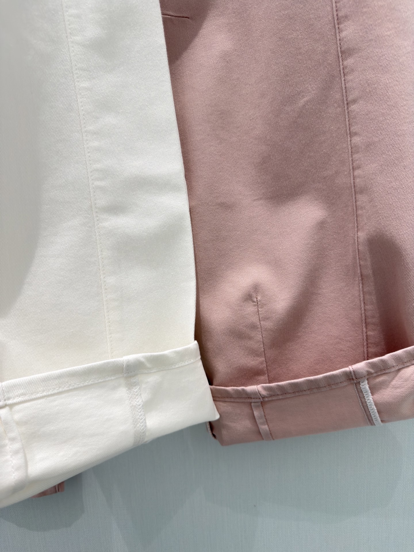 🛒𝐍𝐄𝐖 · 𝟐𝟎𝟐6/爆款现货原创 设计师｜微型镰刀刺绣牛仔裤采用高端定制面料，牛仔穿起来非常舒适，常