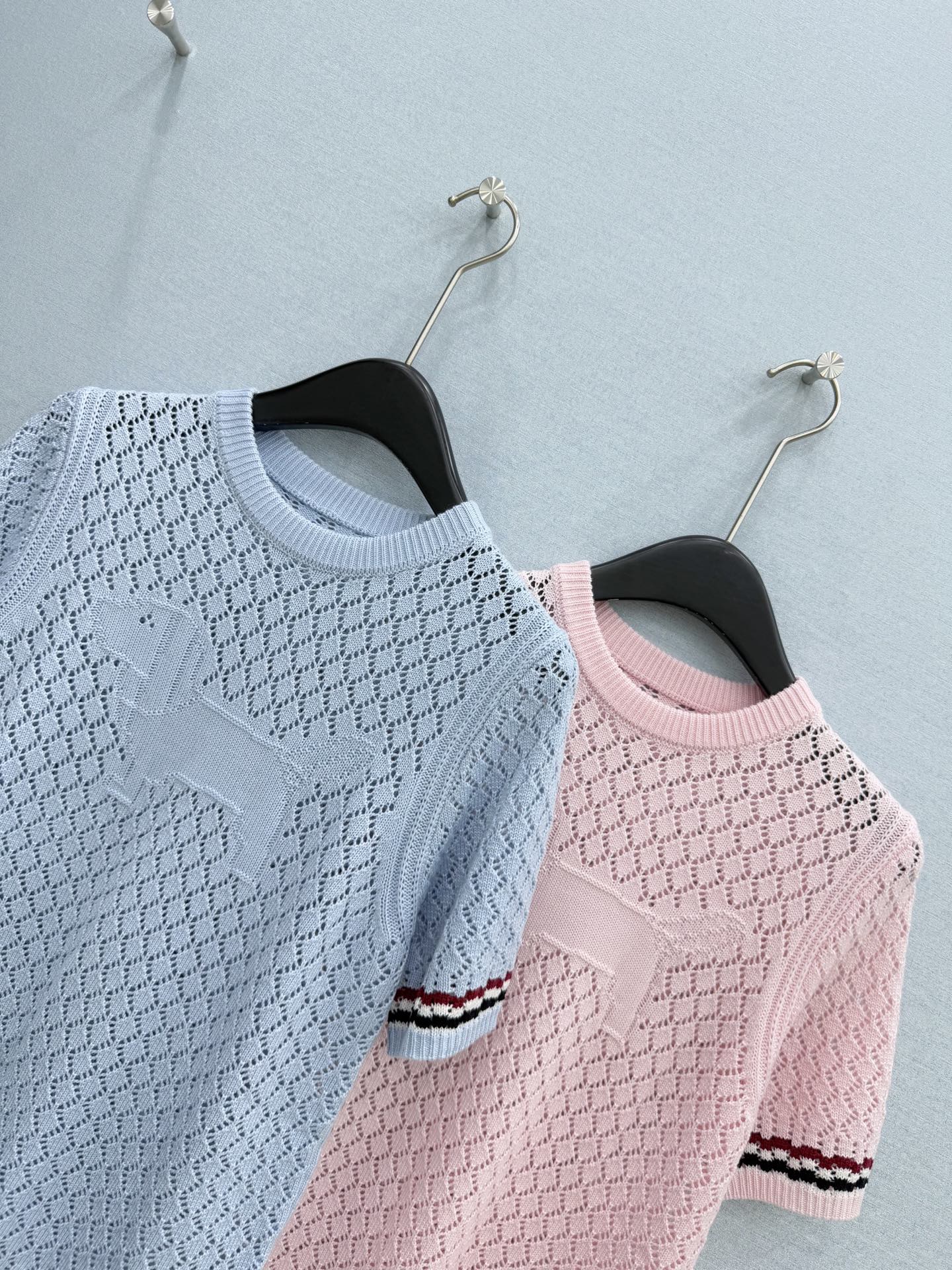 🛒𝐍𝐄𝐖 · 𝟐𝟎𝟐6/爆款现货【原单品质】 小众｜26新品羊毛镂空针织衫王炸单品，精致常规版型上身巨显