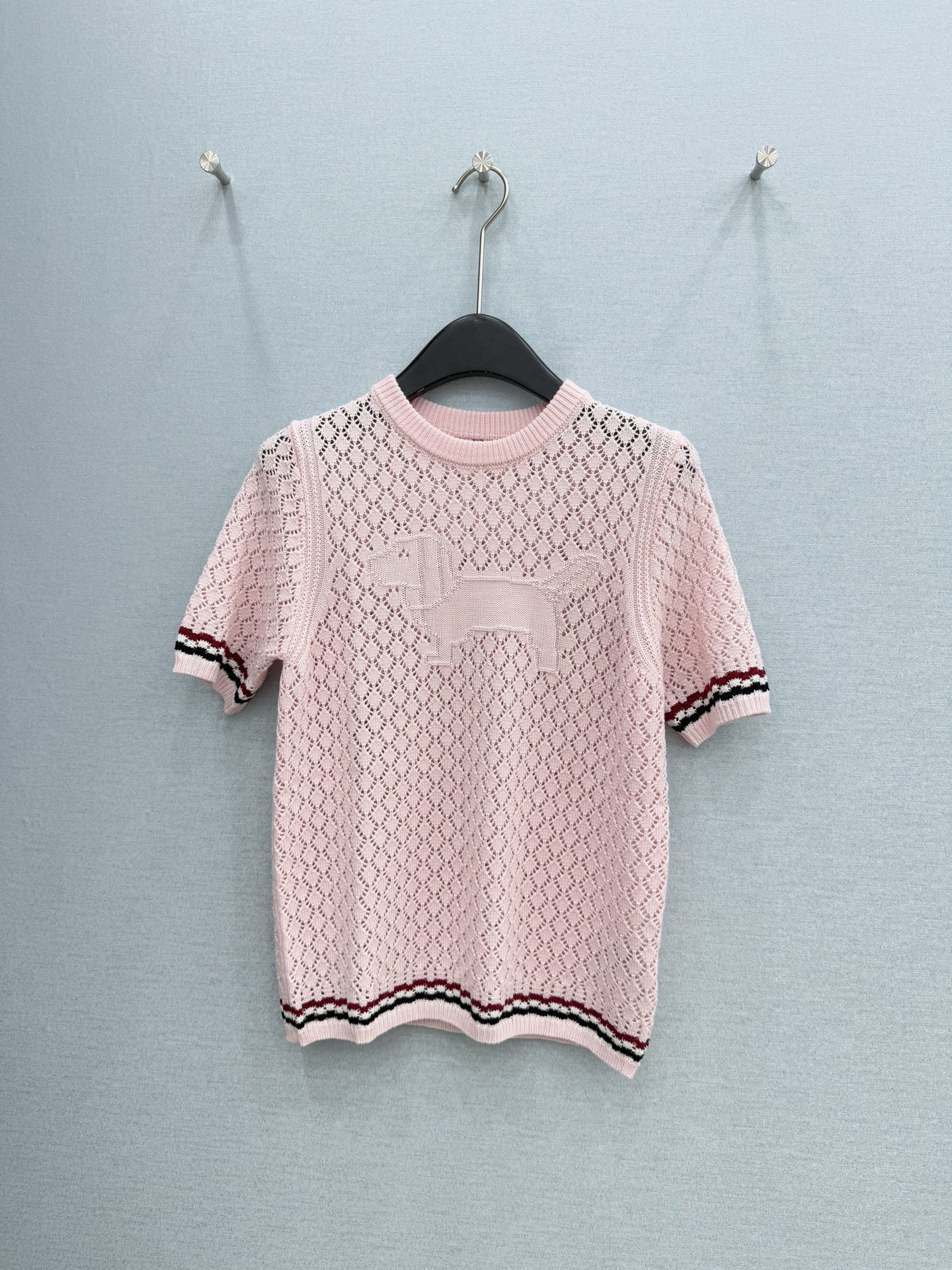 🛒𝐍𝐄𝐖 · 𝟐𝟎𝟐6/爆款现货【原单品质】 小众｜26新品羊毛镂空针织衫王炸单品，精致常规版型上身巨显