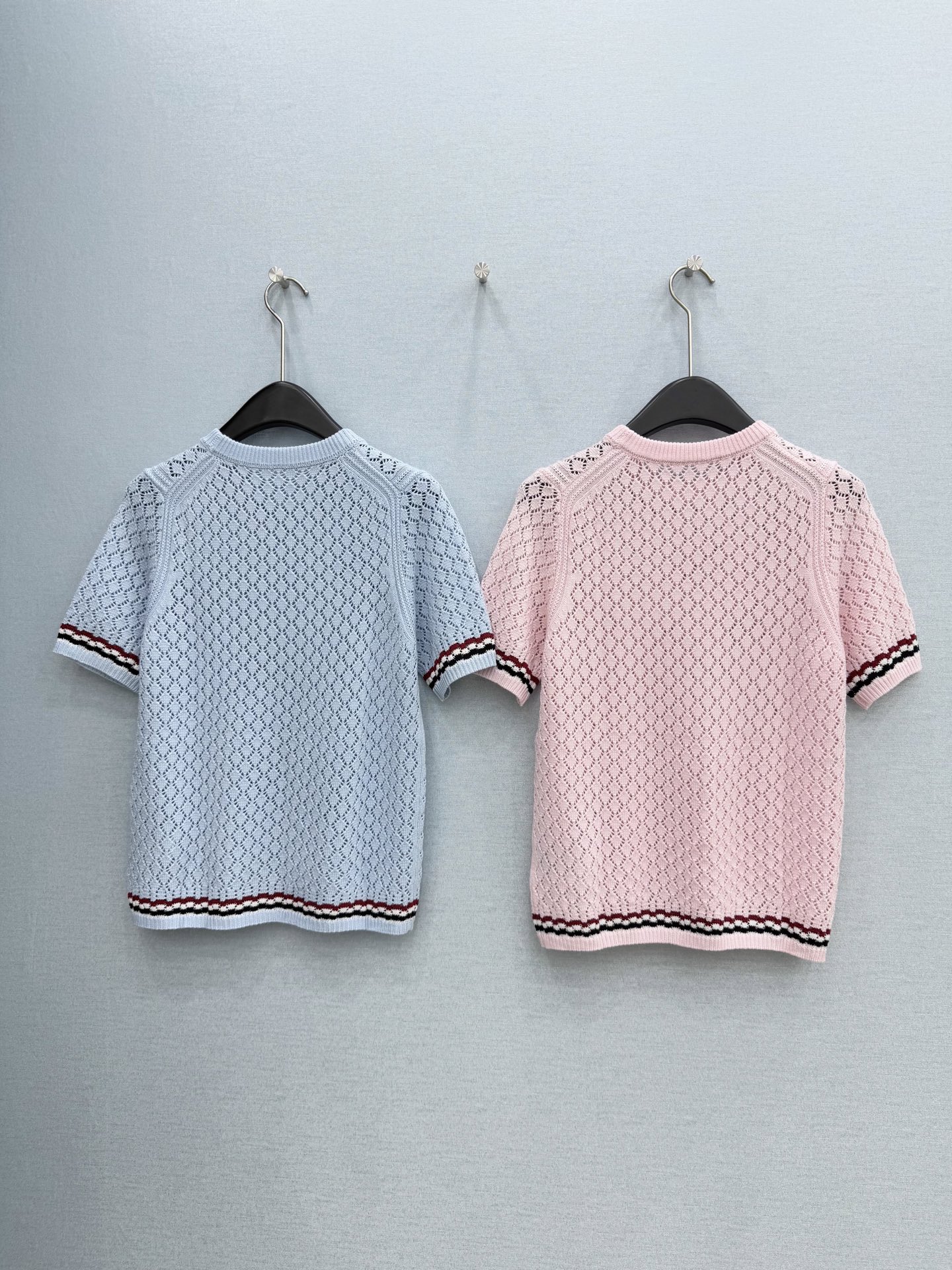 🛒𝐍𝐄𝐖 · 𝟐𝟎𝟐6/爆款现货【原单品质】 小众｜26新品羊毛镂空针织衫王炸单品，精致常规版型上身巨显