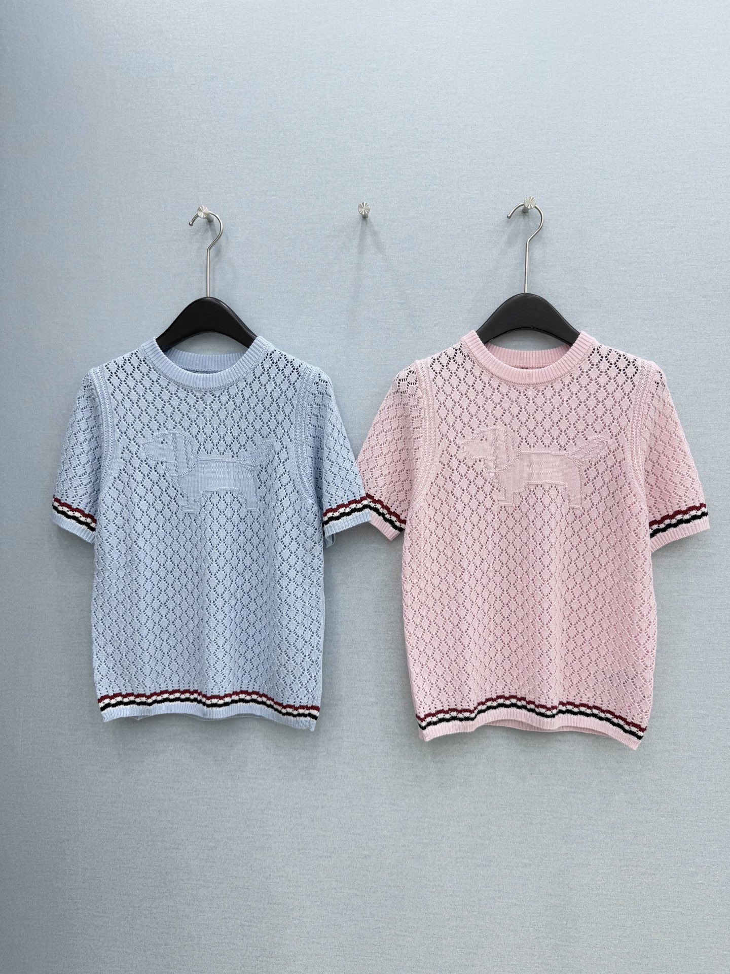 🛒𝐍𝐄𝐖 · 𝟐𝟎𝟐6/爆款现货【原单品质】 小众｜26新品羊毛镂空针织衫王炸单品，精致常规版型上身巨显