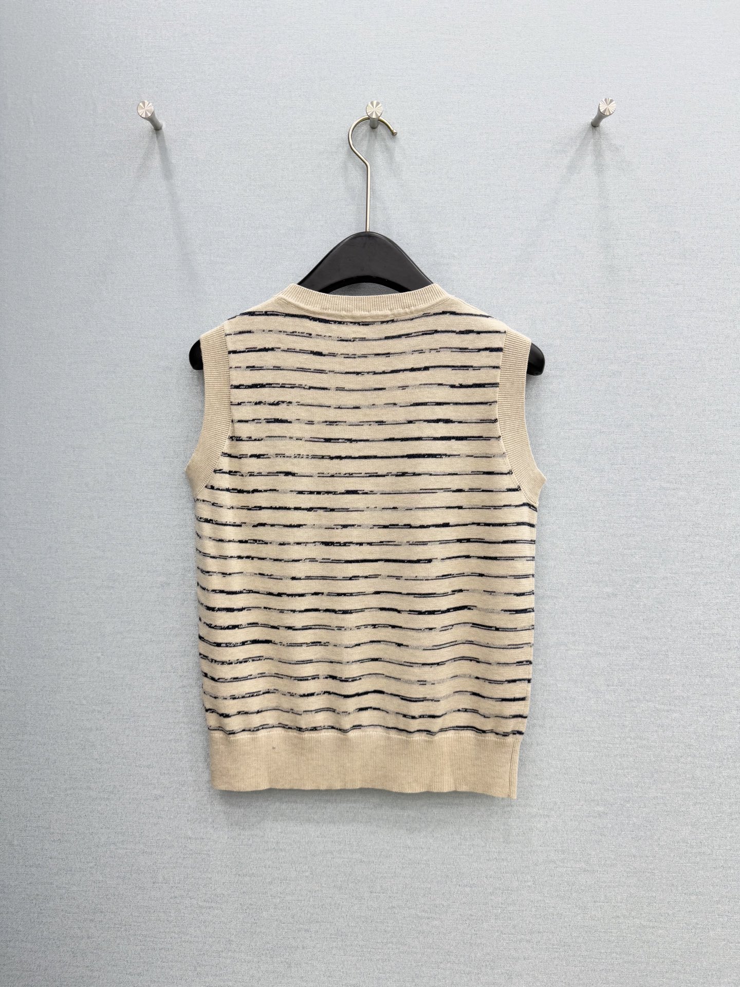 🛒𝐍𝐄𝐖 · 𝟐𝟎𝟐6/爆款现货【原单品质】 小众｜26新品羊毛针织背心王炸单品，精致常规版型上身巨显瘦