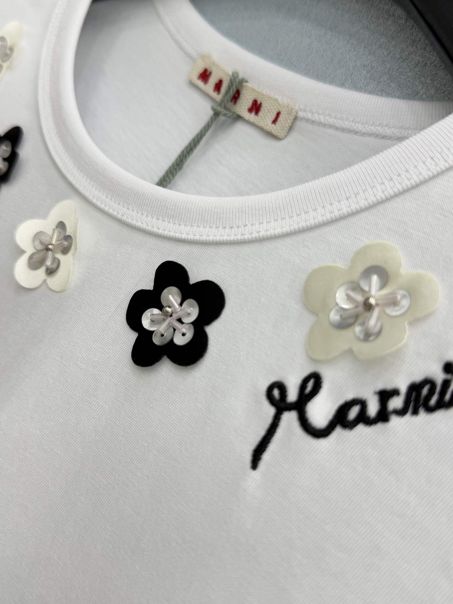 🛒𝐍𝐄𝐖 · 𝟐𝟎𝟐6/爆款现货原单品质 小众｜26新品手工花朵短袖T恤精致版型上身巨显瘦！定制最新工艺