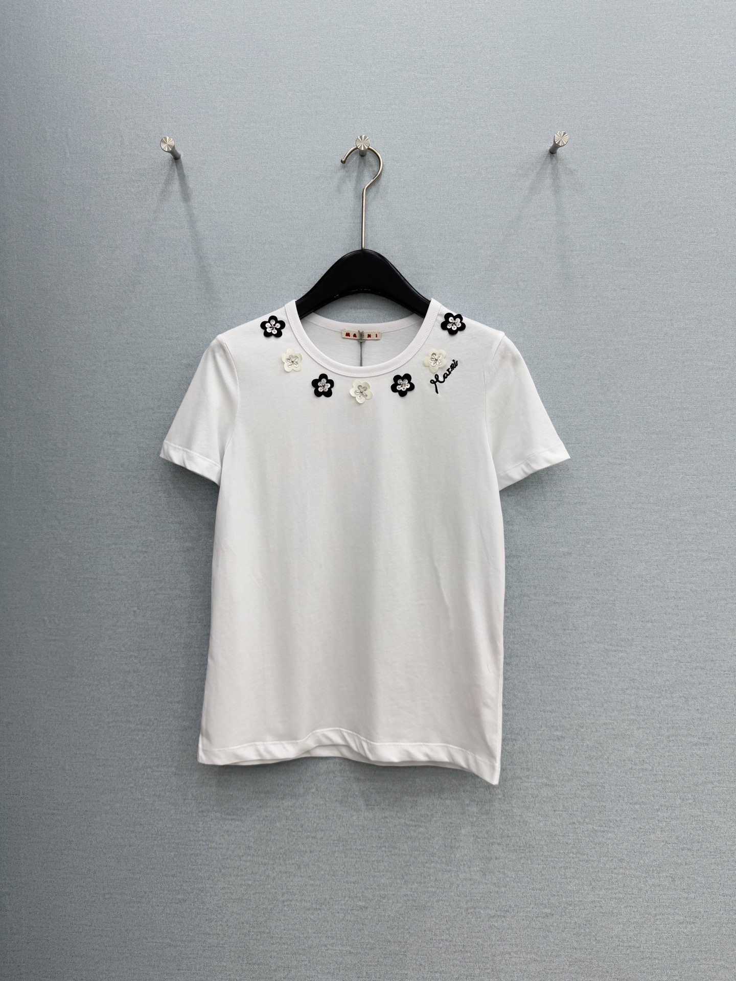 🛒𝐍𝐄𝐖 · 𝟐𝟎𝟐6/爆款现货原单品质 小众｜26新品手工花朵短袖T恤精致版型上身巨显瘦！定制最新工艺