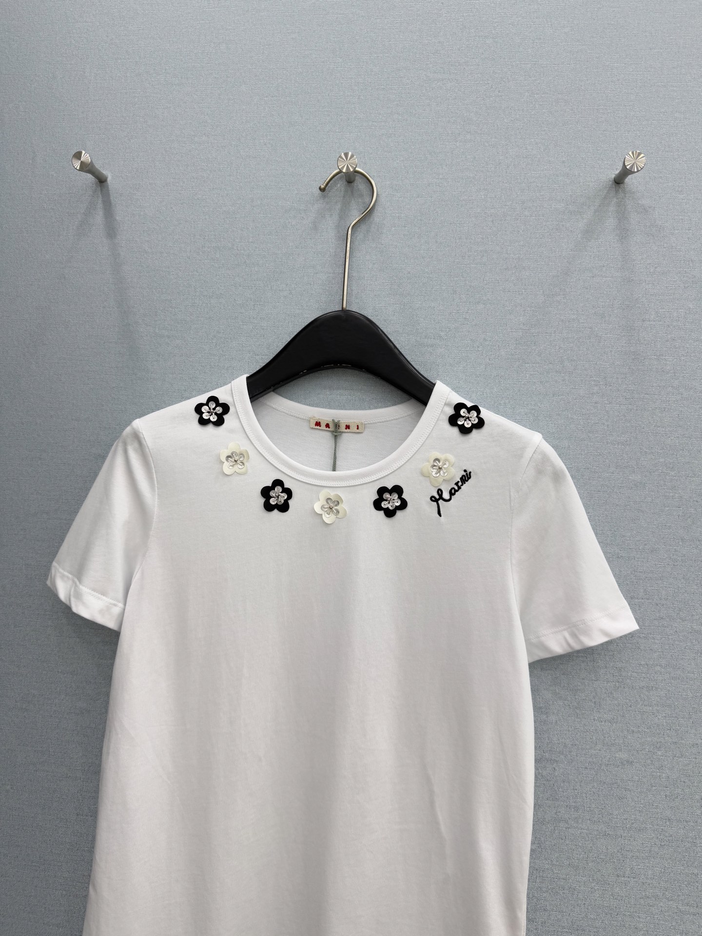 🛒𝐍𝐄𝐖 · 𝟐𝟎𝟐6/爆款现货原单品质 小众｜26新品手工花朵短袖T恤精致版型上身巨显瘦！定制最新工艺