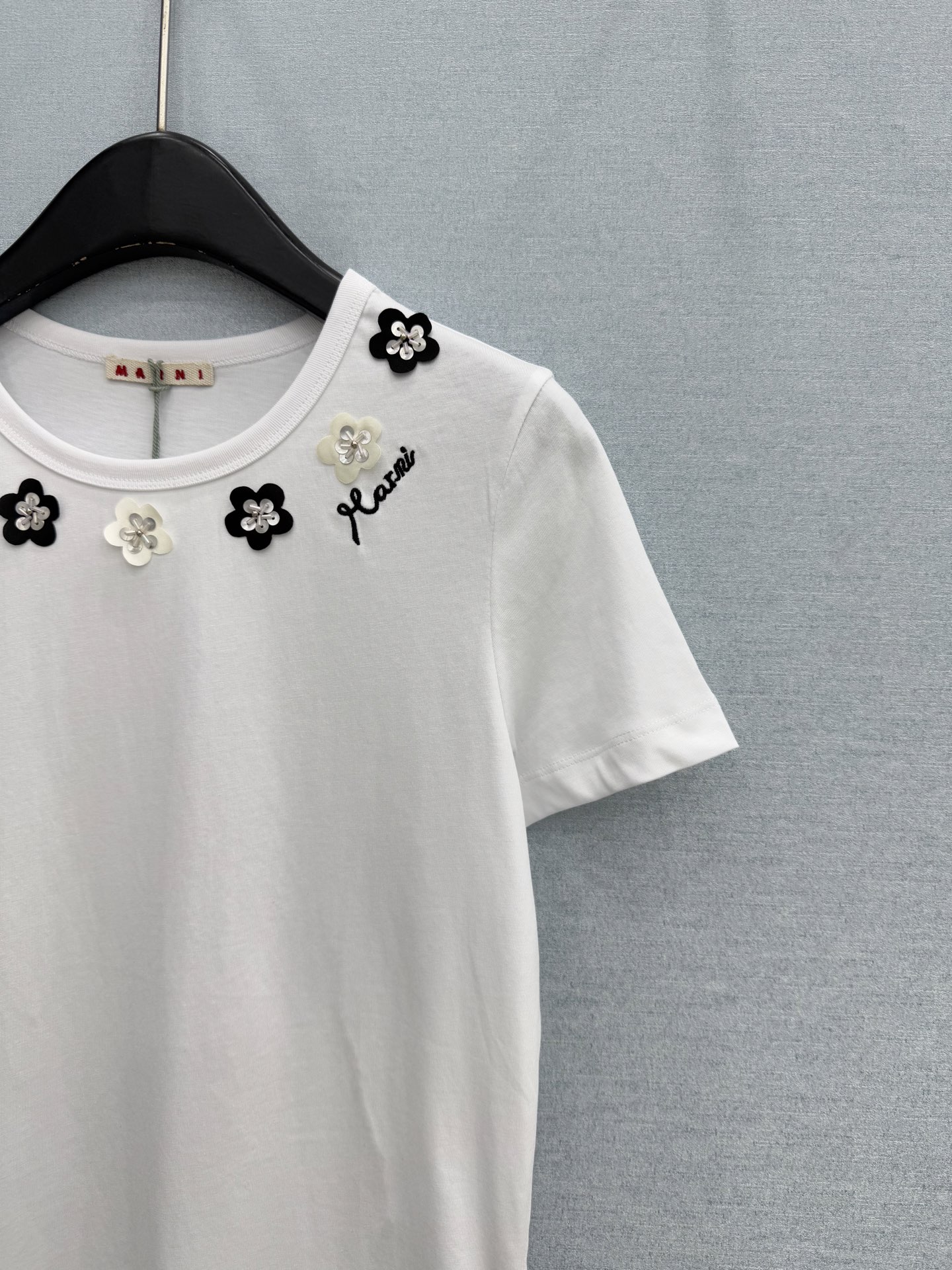 🛒𝐍𝐄𝐖 · 𝟐𝟎𝟐6/爆款现货原单品质 小众｜26新品手工花朵短袖T恤精致版型上身巨显瘦！定制最新工艺