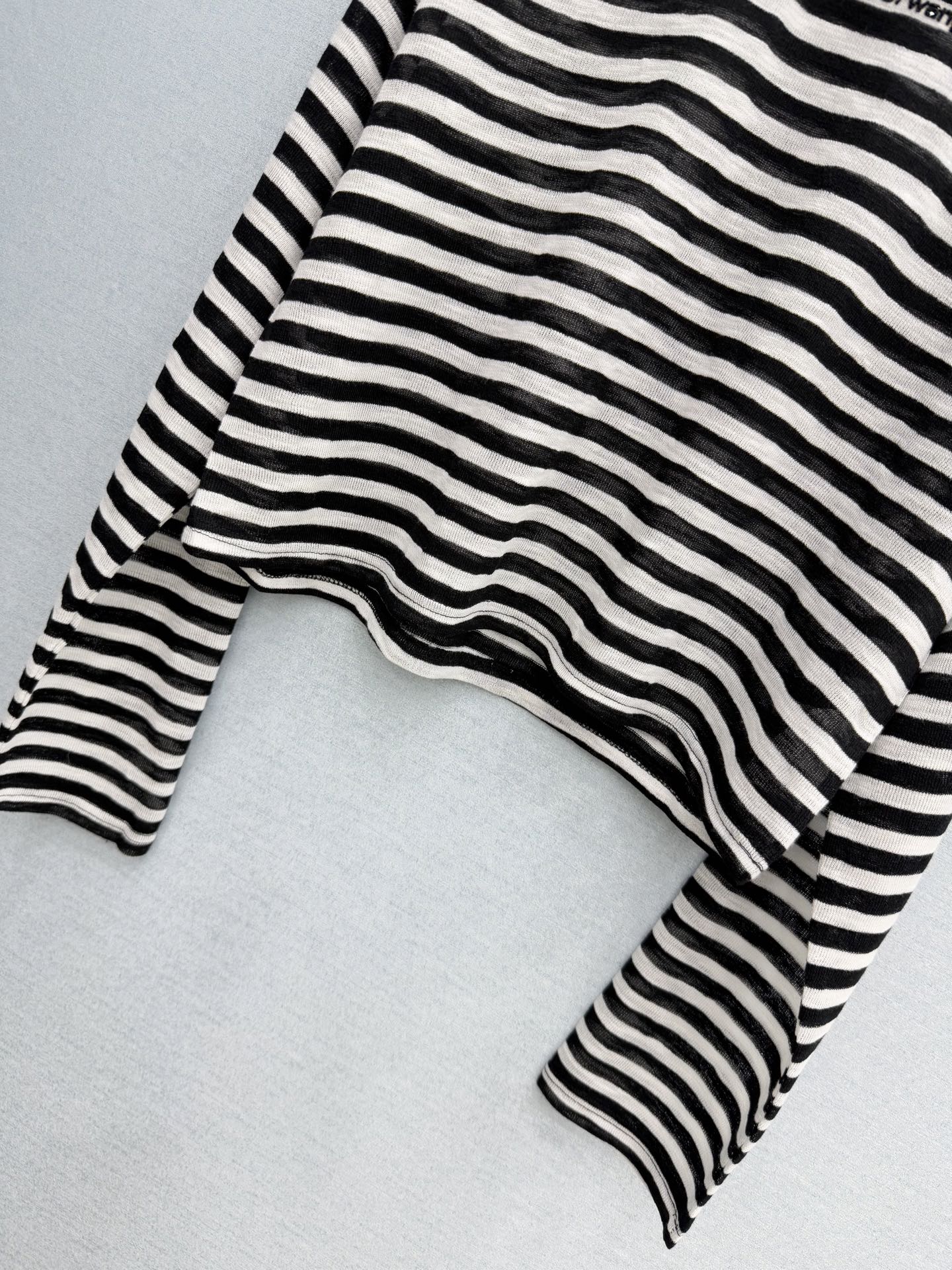 🛒𝐍𝐄𝐖 · 𝟐𝟎𝟐6/爆款现货设计师 Ale*｜26烫钻条纹针织衫王炸单品，精致常规版型上身巨显瘦！定