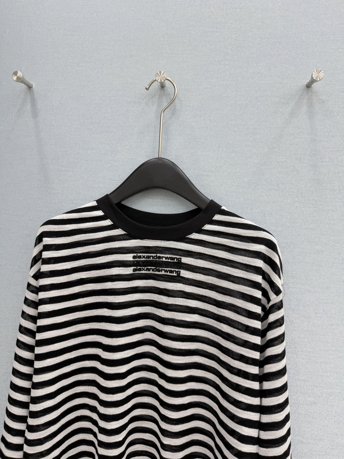 🛒𝐍𝐄𝐖 · 𝟐𝟎𝟐6/爆款现货设计师 Ale*｜26烫钻条纹针织衫王炸单品，精致常规版型上身巨显瘦！定