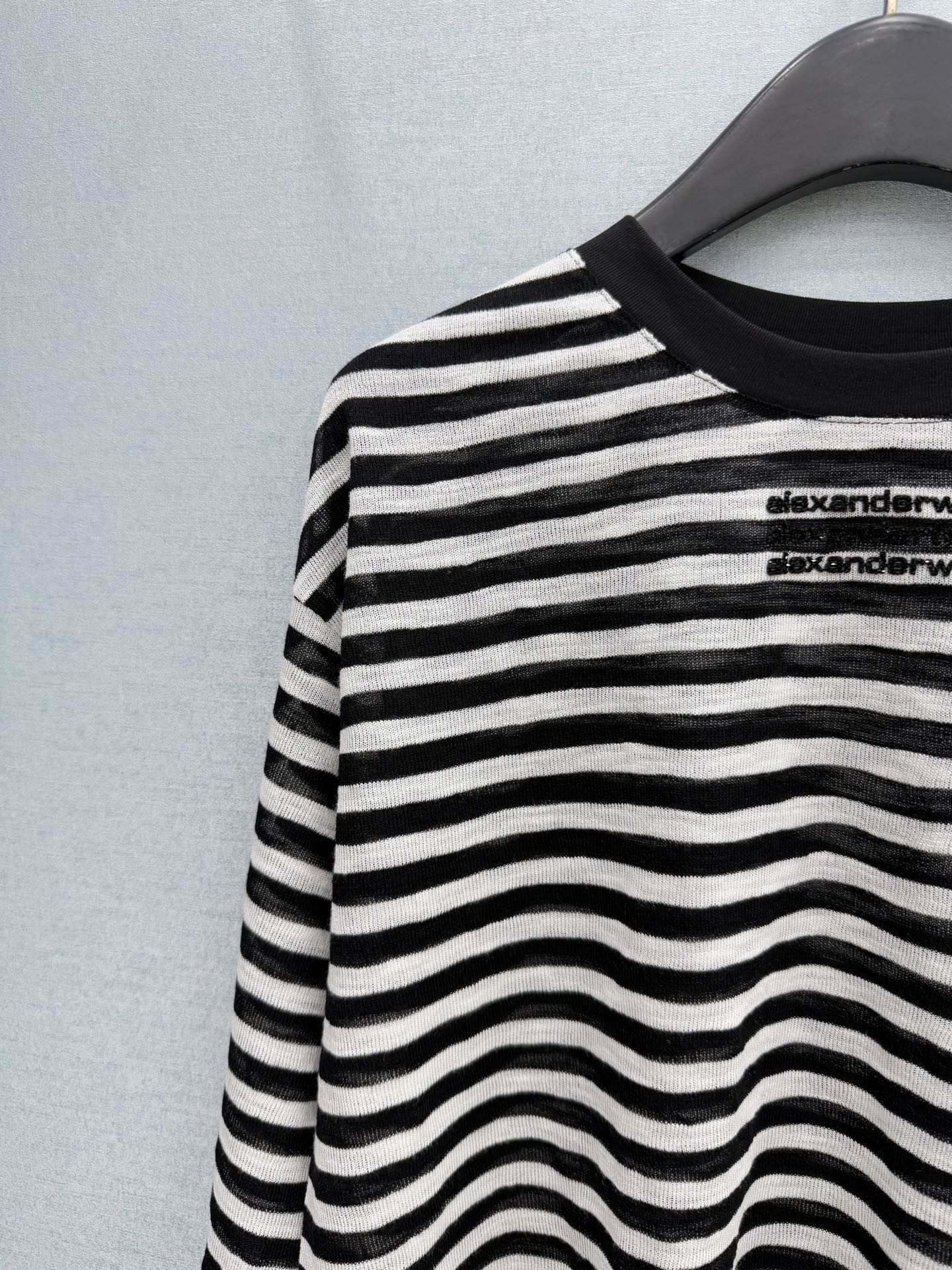 🛒𝐍𝐄𝐖 · 𝟐𝟎𝟐6/爆款现货设计师 Ale*｜26烫钻条纹针织衫王炸单品，精致常规版型上身巨显瘦！定