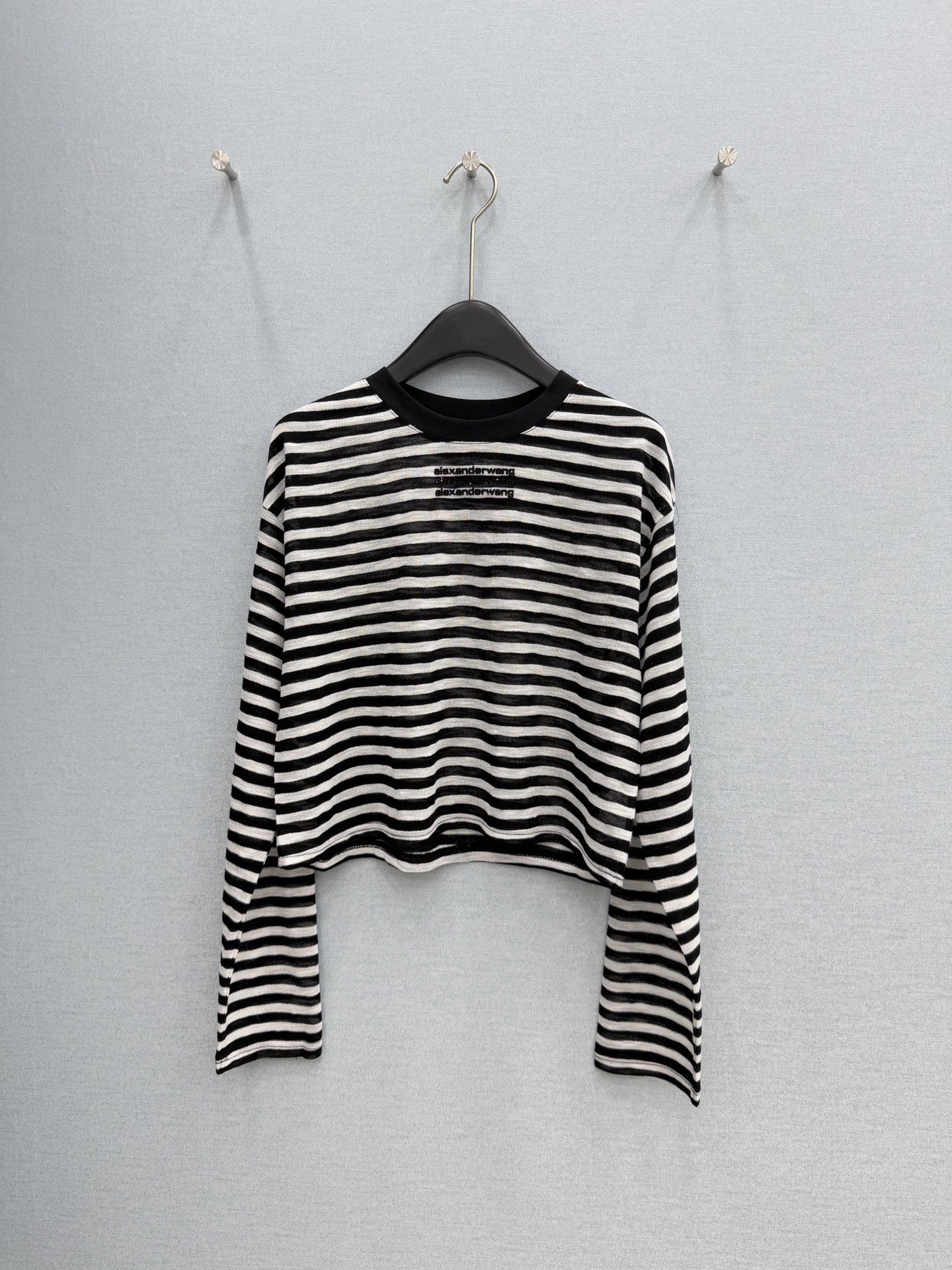 🛒𝐍𝐄𝐖 · 𝟐𝟎𝟐6/爆款现货设计师 Ale*｜26烫钻条纹针织衫王炸单品，精致常规版型上身巨显瘦！定