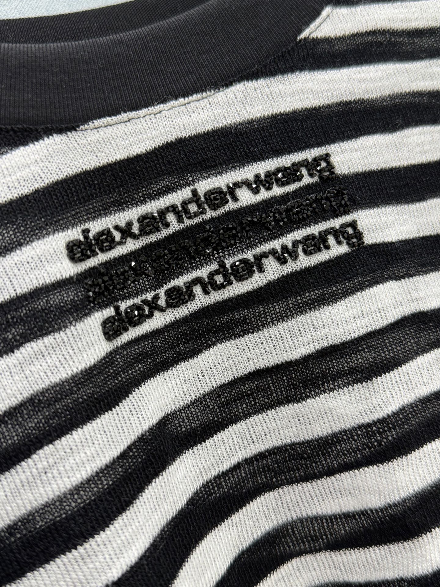 🛒𝐍𝐄𝐖 · 𝟐𝟎𝟐6/爆款现货设计师 Ale*｜26烫钻条纹针织衫王炸单品，精致常规版型上身巨显瘦！定