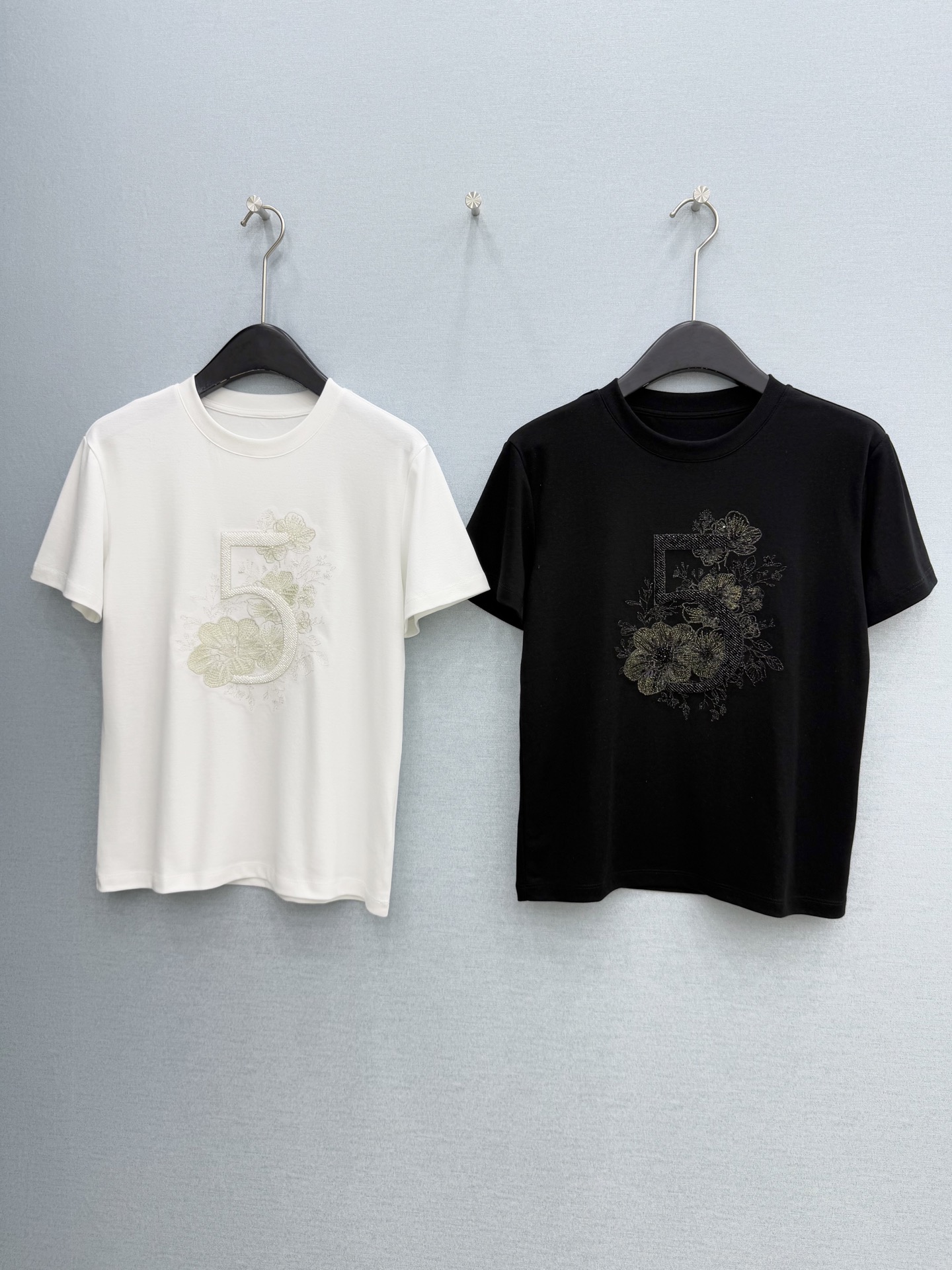 🛒𝐍𝐄𝐖 · 𝟐𝟎𝟐6/爆款现货原单品质 Ch*｜26新品刺绣短袖T恤精致版型上身巨显瘦！定制最新工艺 