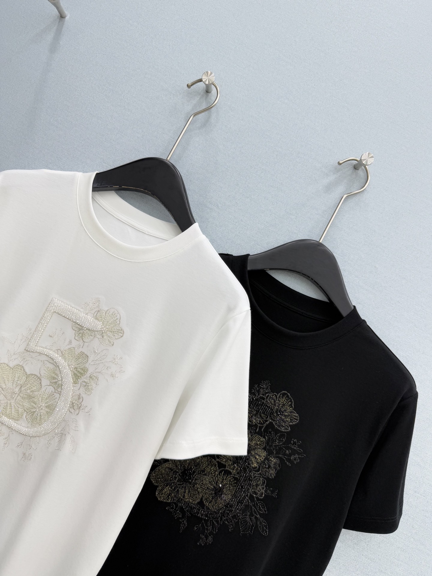 🛒𝐍𝐄𝐖 · 𝟐𝟎𝟐6/爆款现货原单品质 Ch*｜26新品刺绣短袖T恤精致版型上身巨显瘦！定制最新工艺 