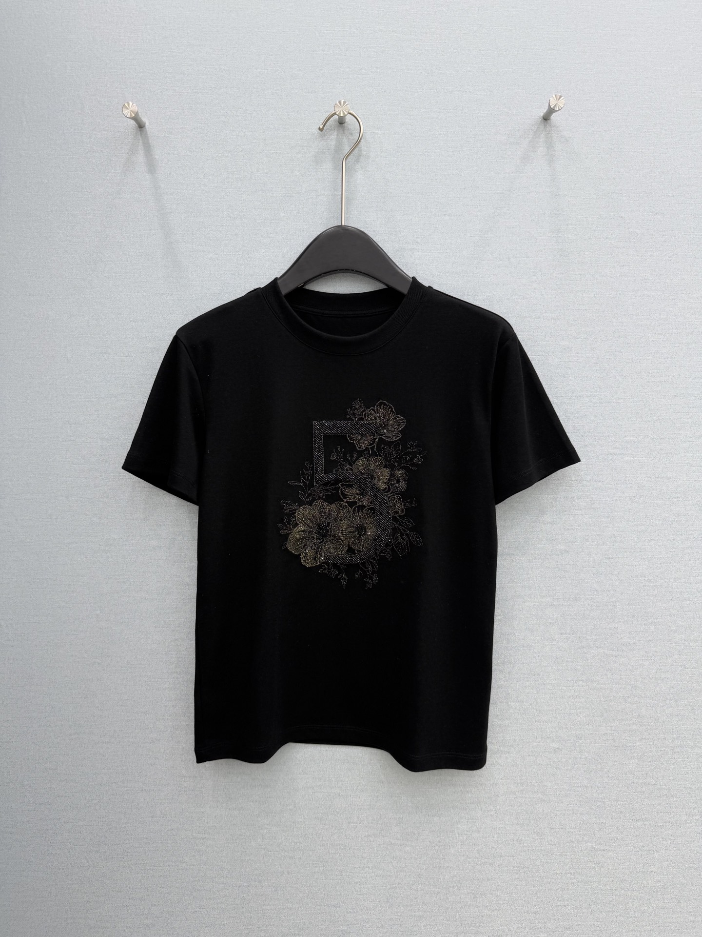 🛒𝐍𝐄𝐖 · 𝟐𝟎𝟐6/爆款现货原单品质 Ch*｜26新品刺绣短袖T恤精致版型上身巨显瘦！定制最新工艺 