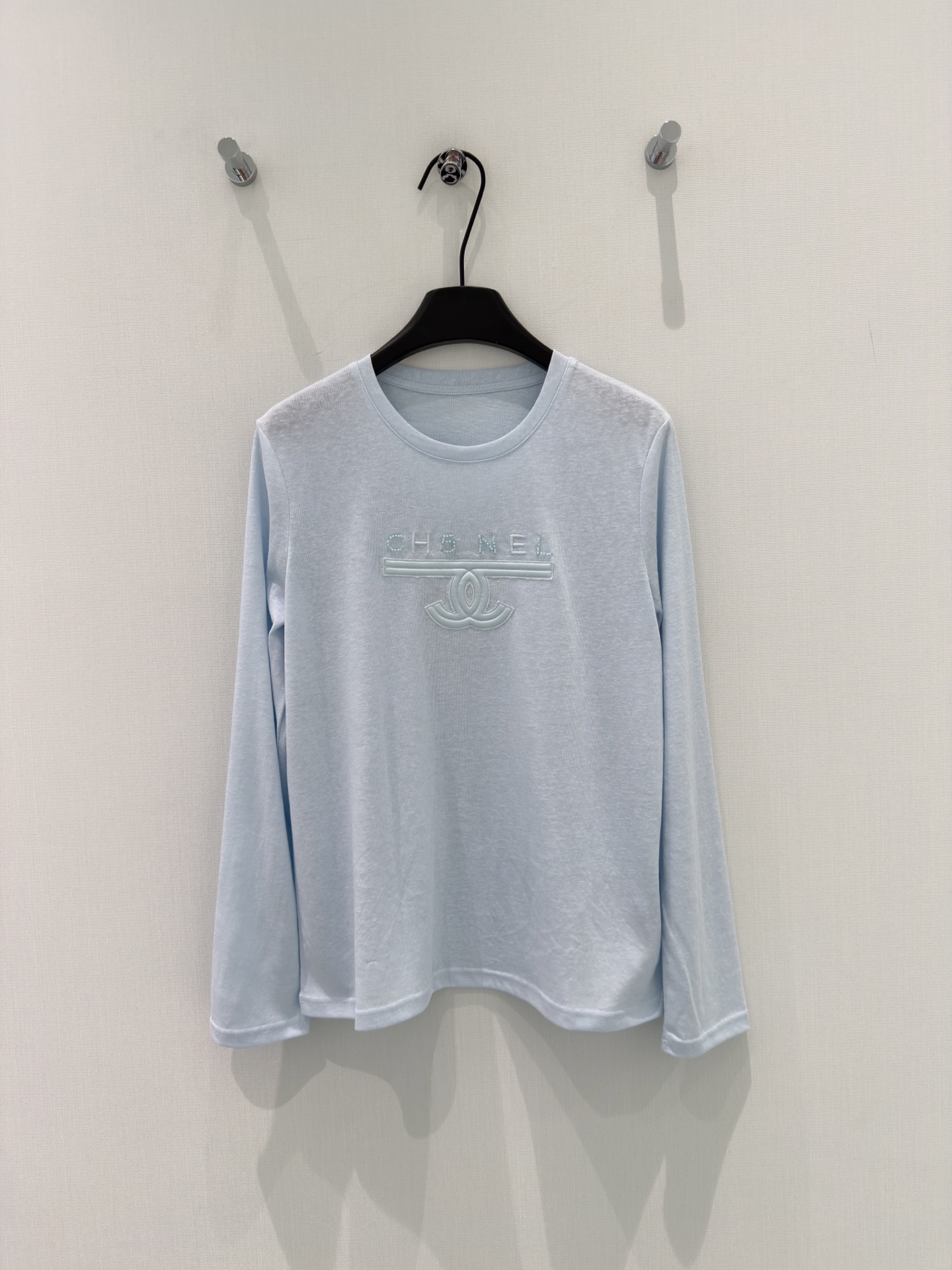 🛒𝐍𝐄𝐖 · 𝟐𝟎𝟐6/爆款现货【春夏上新】 设计师小众｜2026新款长袖订珠刺绣防晒T恤进口断缩丝麻感