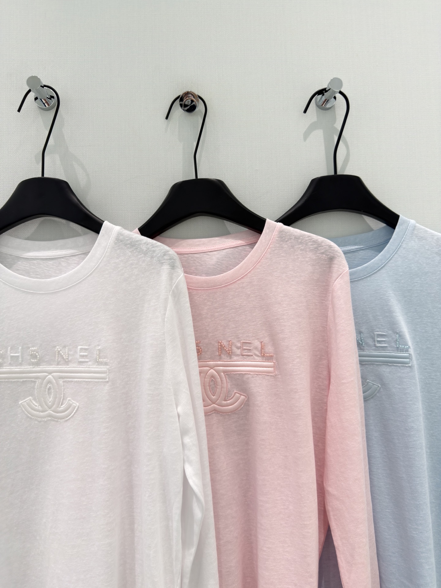 🛒𝐍𝐄𝐖 · 𝟐𝟎𝟐6/爆款现货【春夏上新】 设计师小众｜2026新款长袖订珠刺绣防晒T恤进口断缩丝麻感