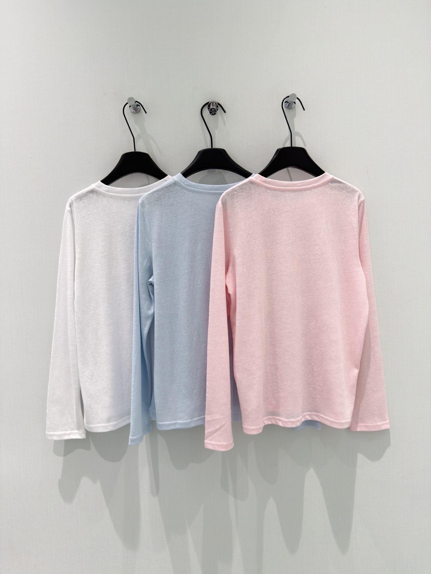 🛒𝐍𝐄𝐖 · 𝟐𝟎𝟐6/爆款现货【春夏上新】 设计师小众｜2026新款长袖订珠刺绣防晒T恤进口断缩丝麻感