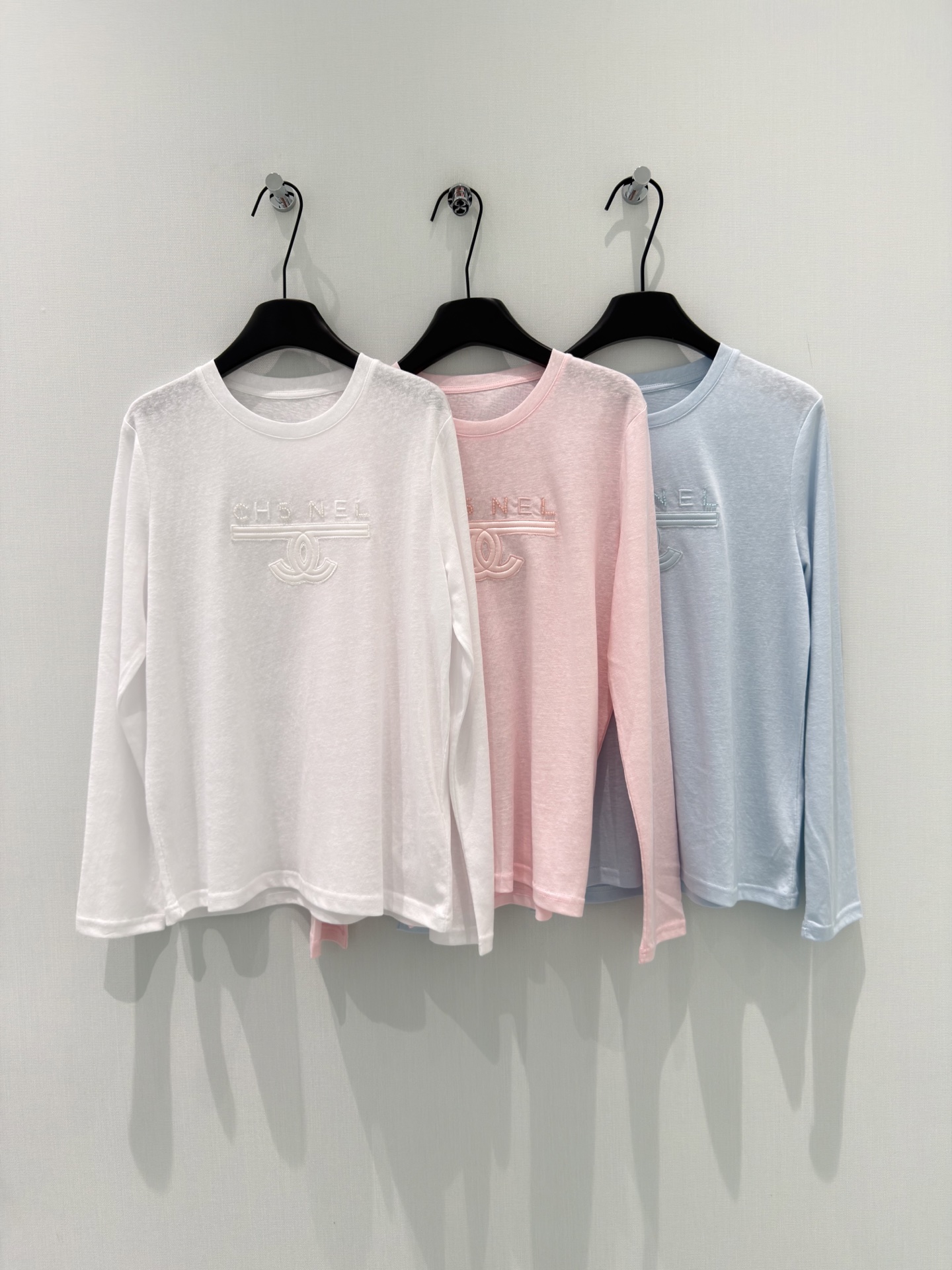 🛒𝐍𝐄𝐖 · 𝟐𝟎𝟐6/爆款现货【春夏上新】 设计师小众｜2026新款长袖订珠刺绣防晒T恤进口断缩丝麻感