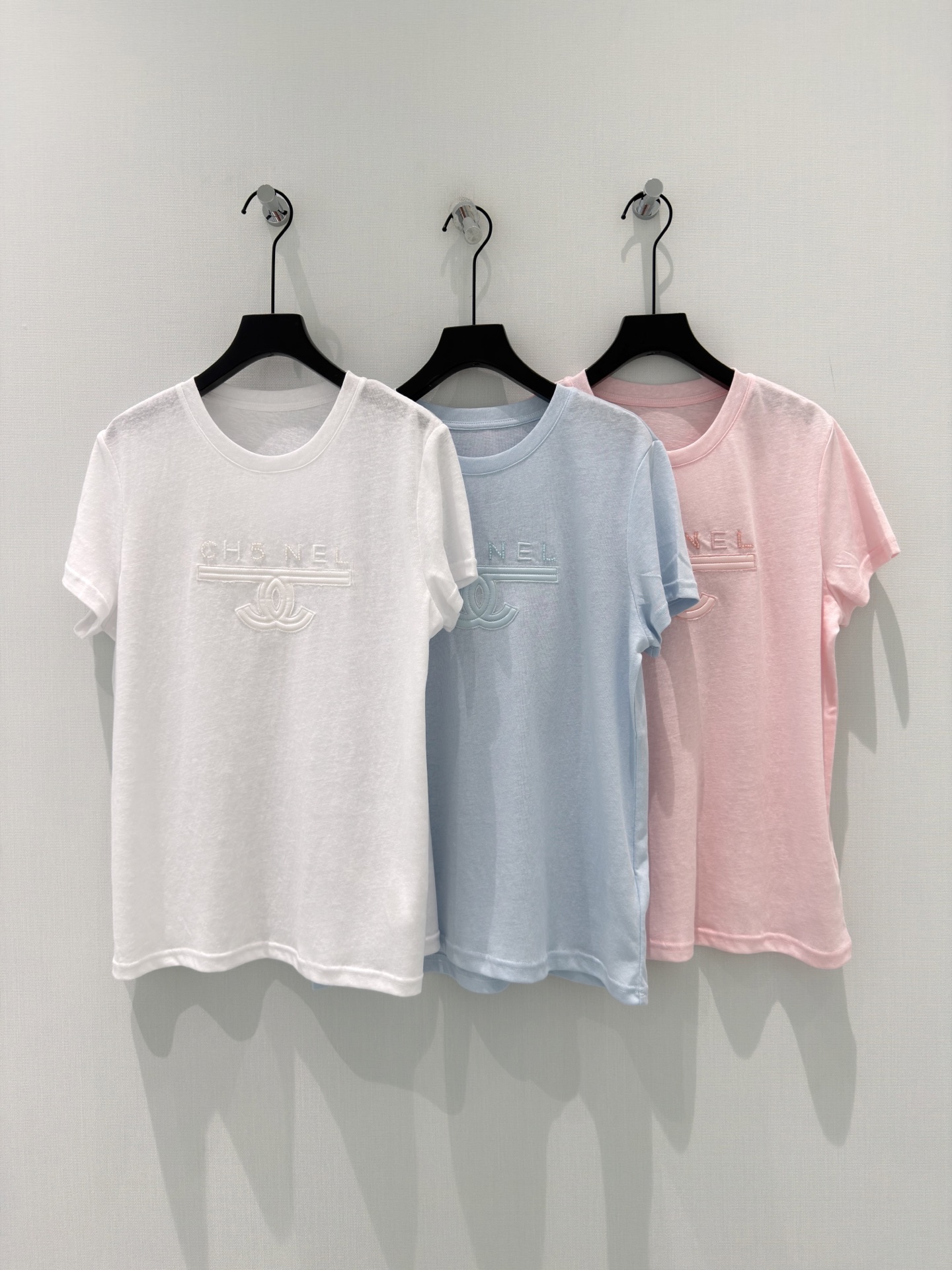 🛒𝐍𝐄𝐖 · 𝟐𝟎𝟐6/爆款现货【春夏上新】 设计师小众｜2026新款订珠刺绣短袖T恤进口断缩丝麻感棉面