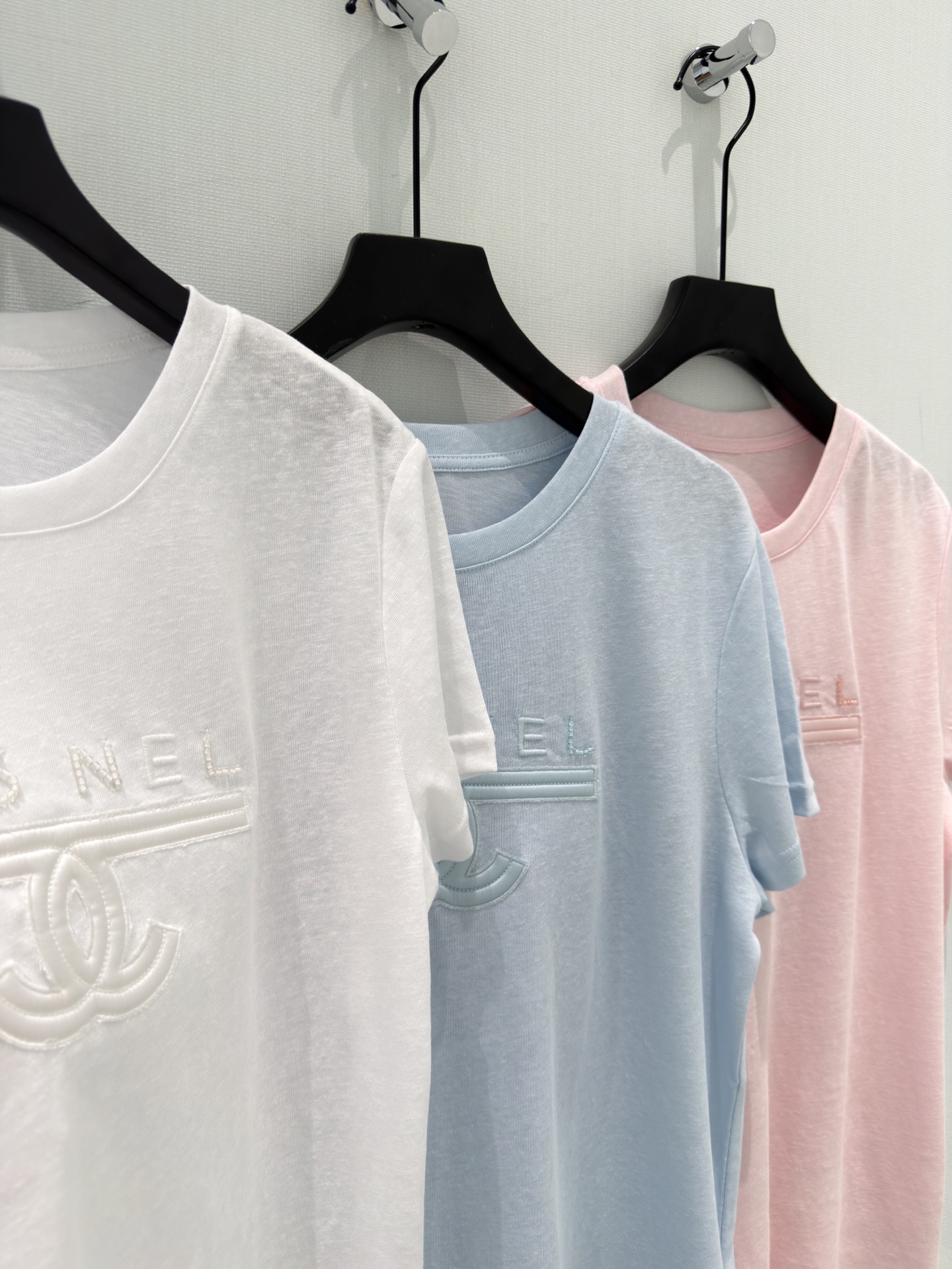 🛒𝐍𝐄𝐖 · 𝟐𝟎𝟐6/爆款现货【春夏上新】 设计师小众｜2026新款订珠刺绣短袖T恤进口断缩丝麻感棉面